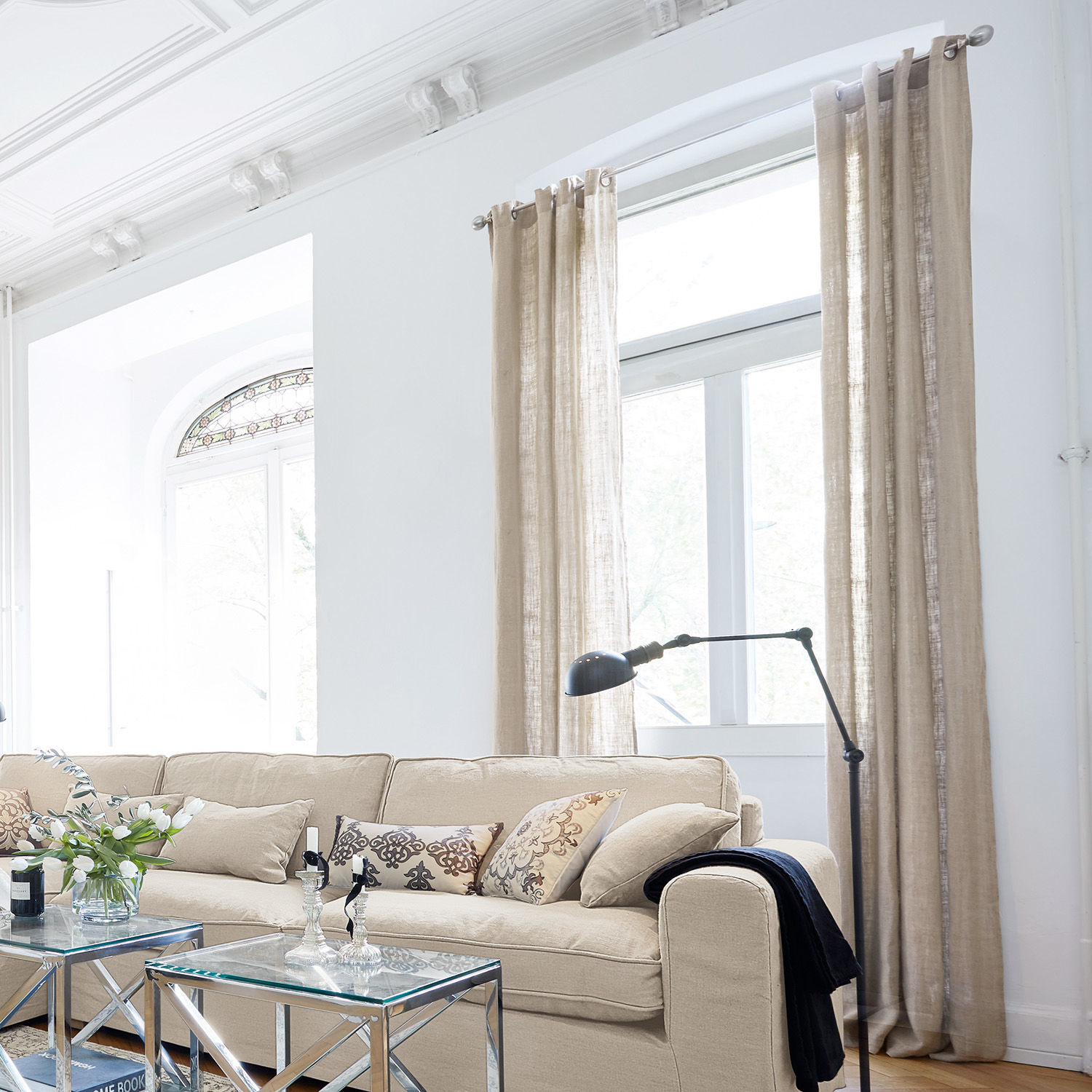 Gardine Salinas Beige Leinenvorhang an Metallstange in hellem Wohnzimmer mit Sofa und Stehlampe