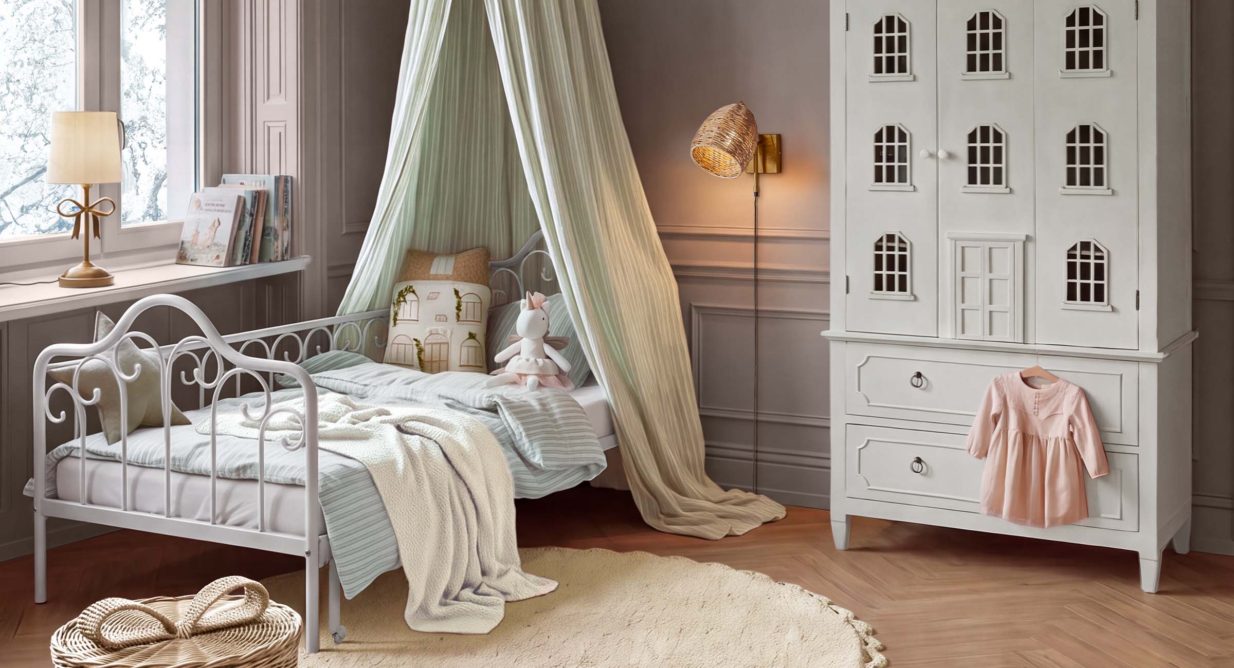 Gemütliches Kinderzimmer mit weißem Metallbett, cremefarbener Decke und weißem Schrank in Hausform