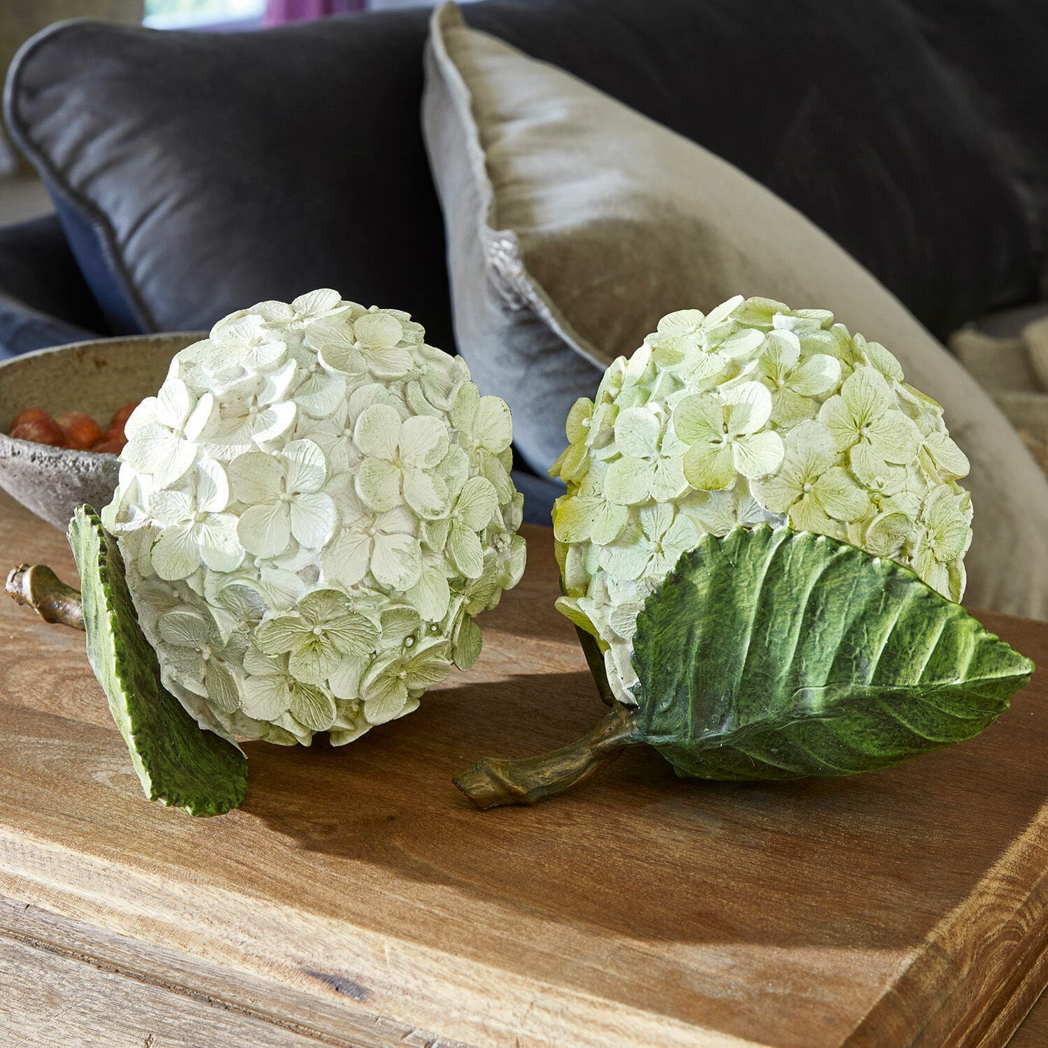 Dekoblume 2er Set Hortensie Dekorative Blumenbälle aus Material in cremegrün auf einem Holztisch
