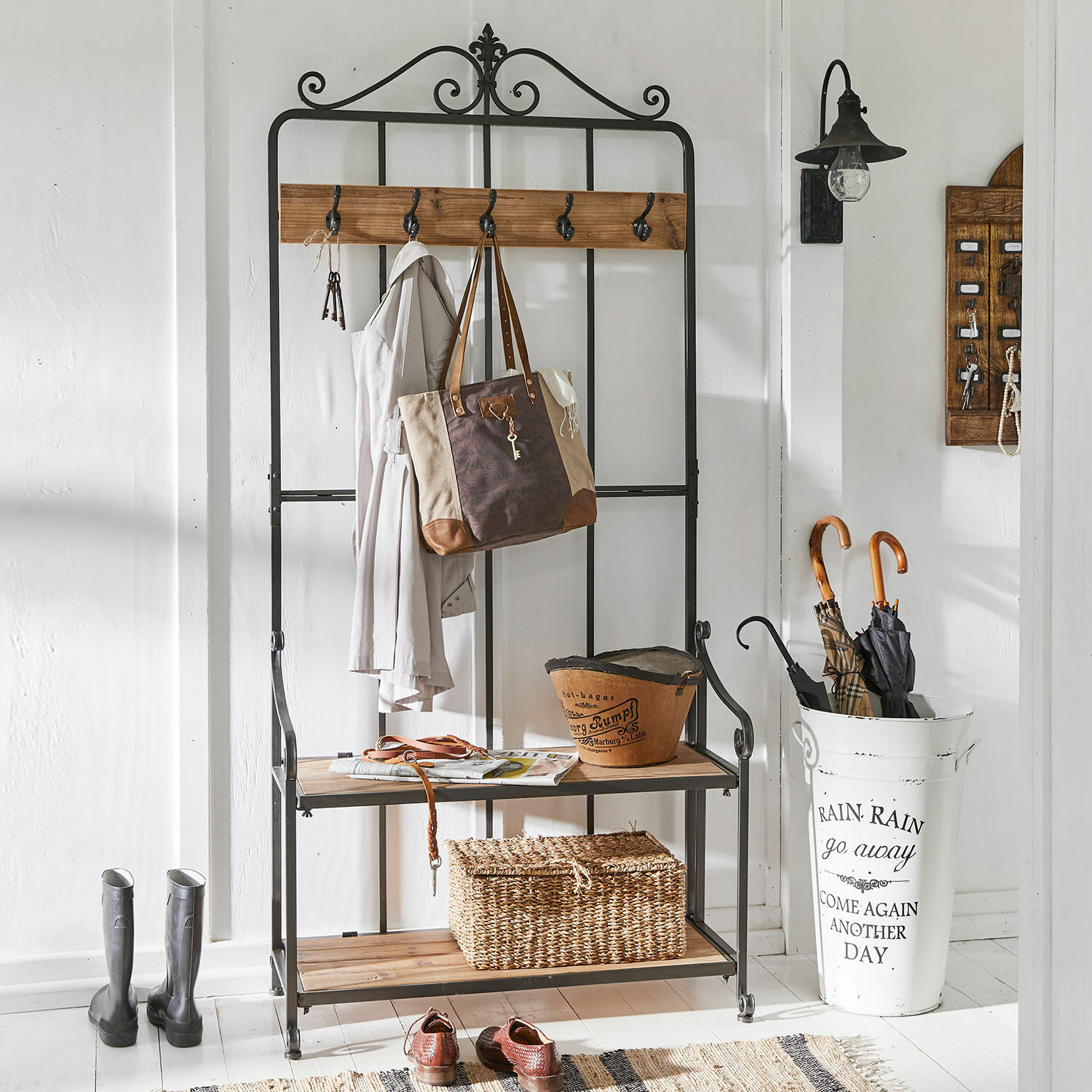 Garderobe Sussy Schwarze Metallgarderobe mit Holzablagen und Haken für Jacken und Taschen im Flur