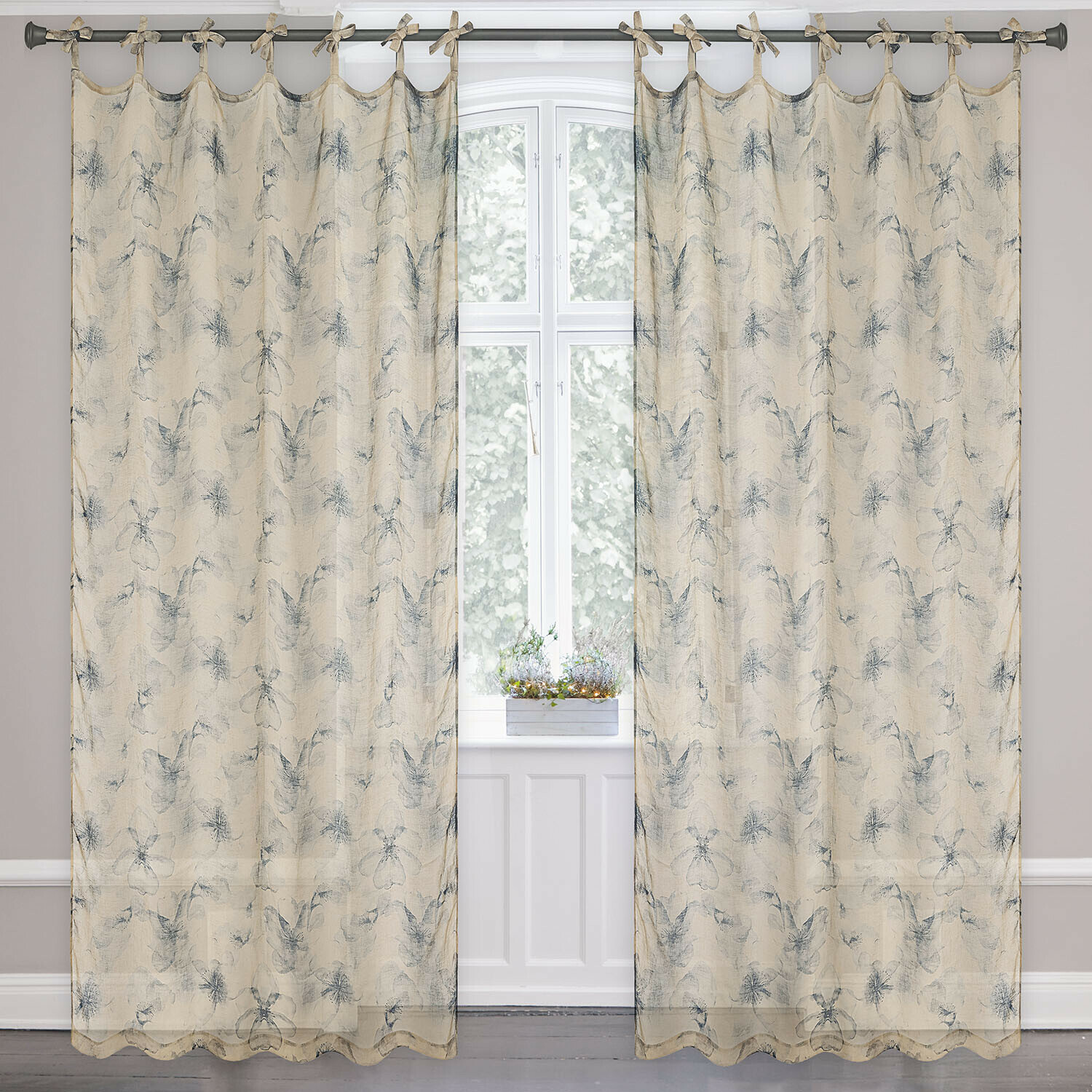 Beige Vorhänge mit zartem blauem Blumenmuster, leicht und dekorativ für das Wohnzimmer