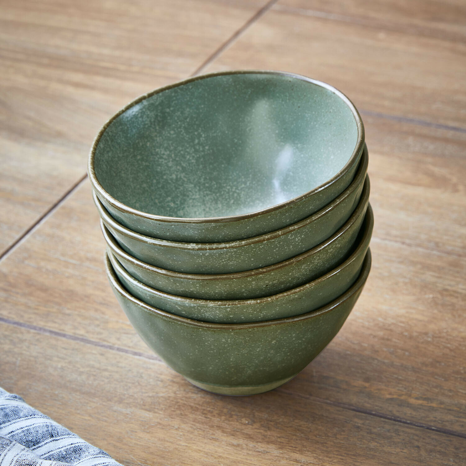 Schüssel 6er Set Biarré Set aus matten grünen Keramikschalen auf Holztisch, ideal für die Küche und den Alltag