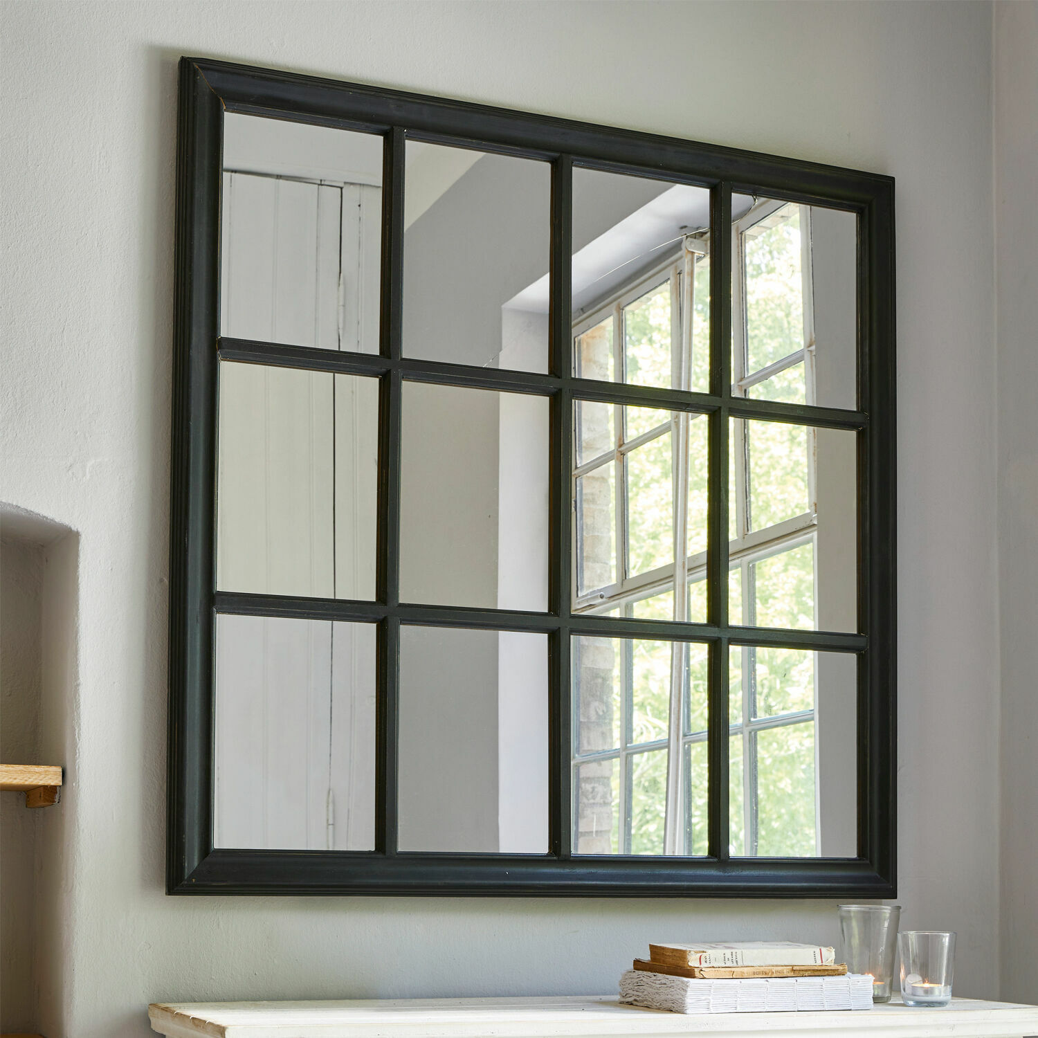 Quadratischer Wandspiegel mit schwarzem Rahmen und 12 geteilten Segmenten, Wohnaccessoire