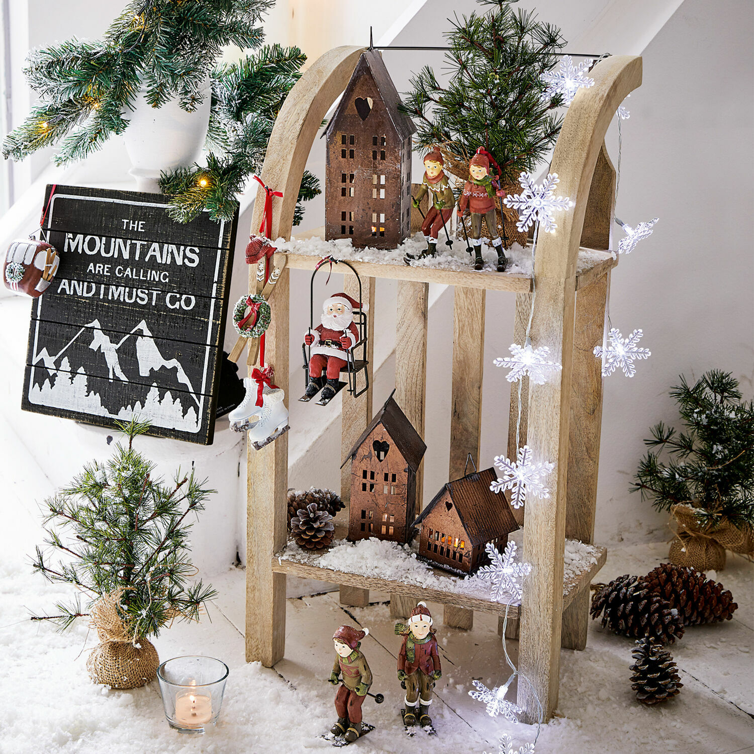 Regal Renier Weihnachtsdeko aus Holz mit Skifahrerfiguren, Häuschen und Schneeflocken-Lichterkette