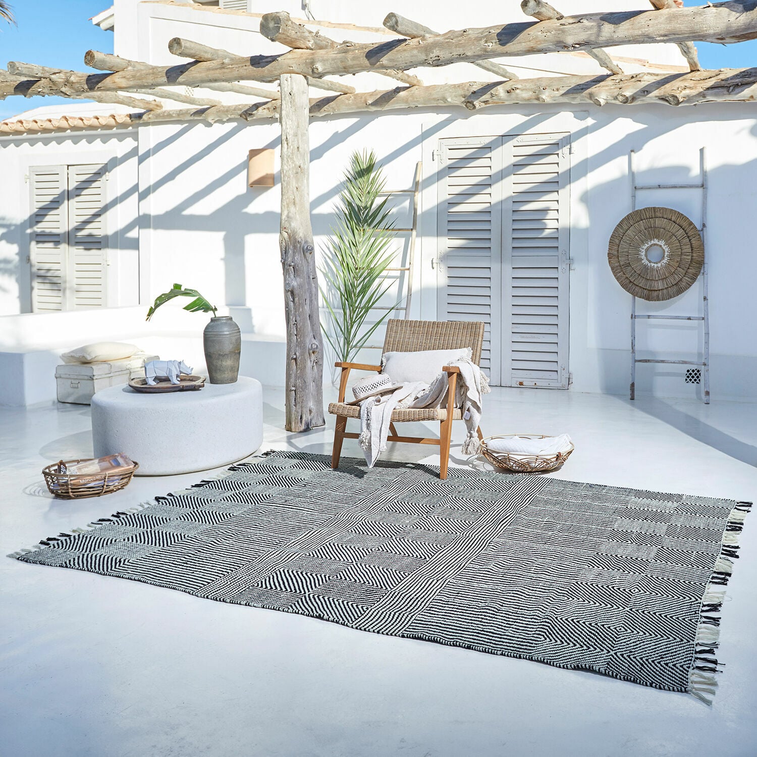 In- & Outdoor-Teppich Tamworth Baumwollteppich mit geometrischem Muster in Schwarz-Weiß auf hellem Terrassenboden