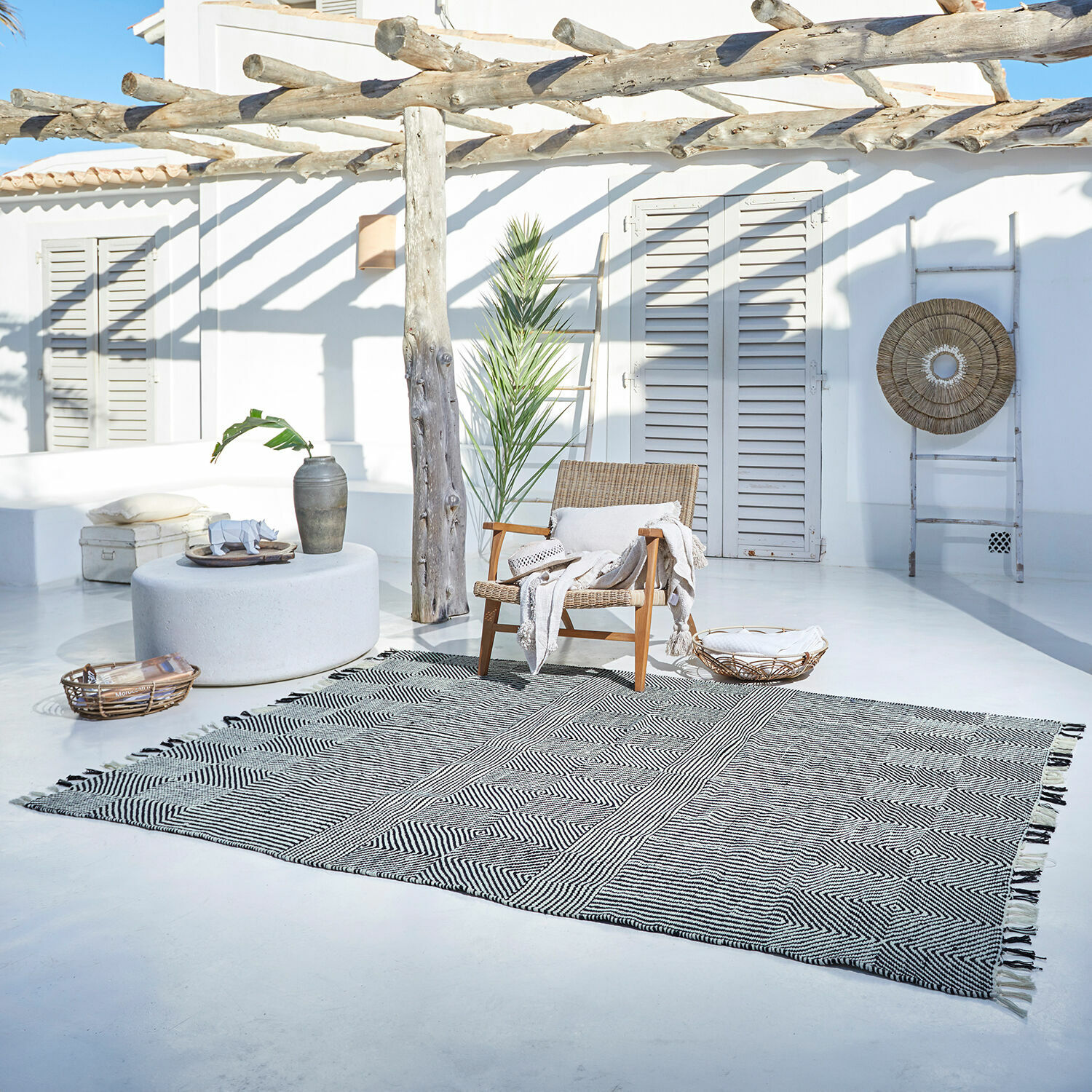 In- & Outdoor-Teppich Tamworth Baumwollteppich mit geometrischem Muster in Schwarz-Weiß auf hellem Terrassenboden