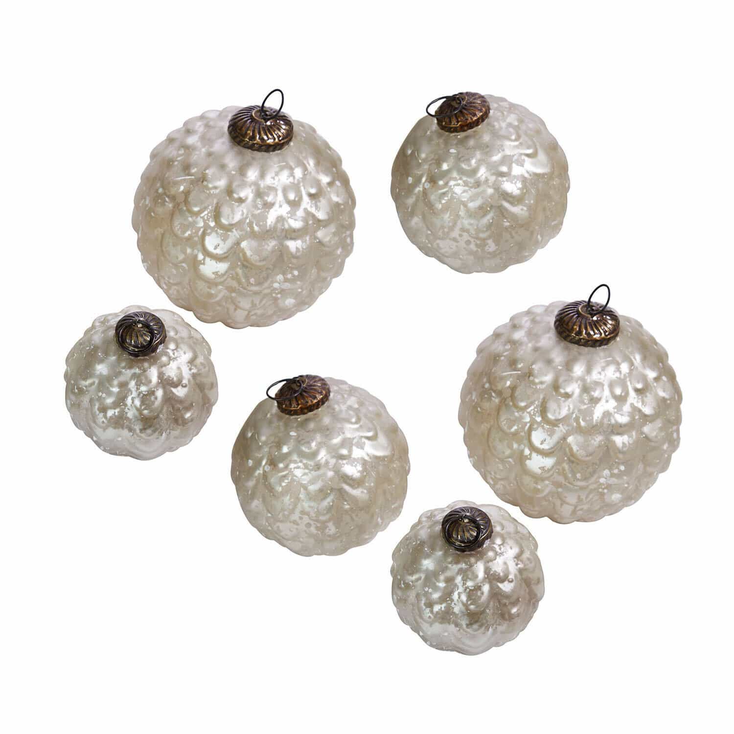 Weihnachtskugel 6er Set Domara Set aus sechs weißen, strukturierten Glas-Weihnachtskugeln mit Metallaufhängung