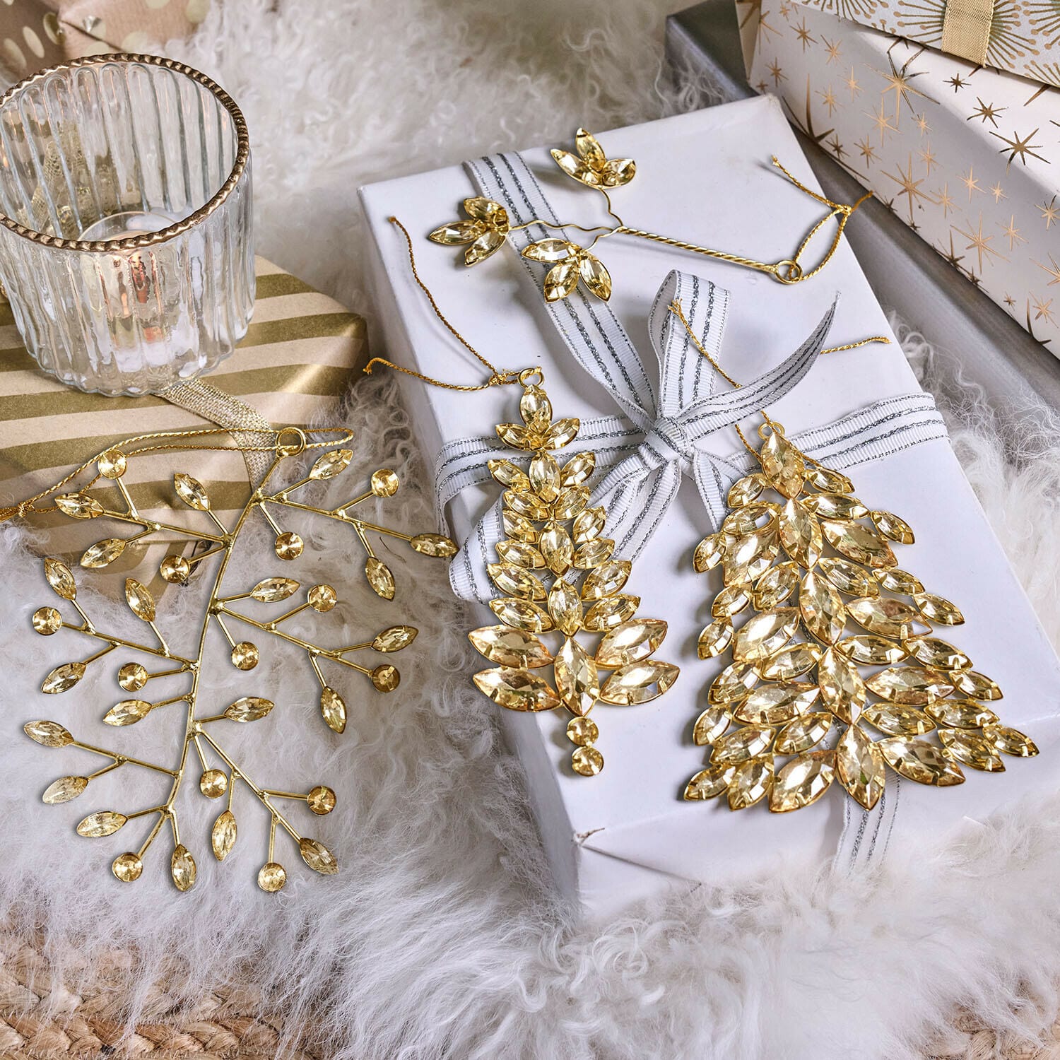 Weihnachtssschmuck 4er Set Zaniva Goldene Weihnachtsdekoration mit kristallklaren Blättern auf weißem und goldenem Hintergrund, Geschenkdeko