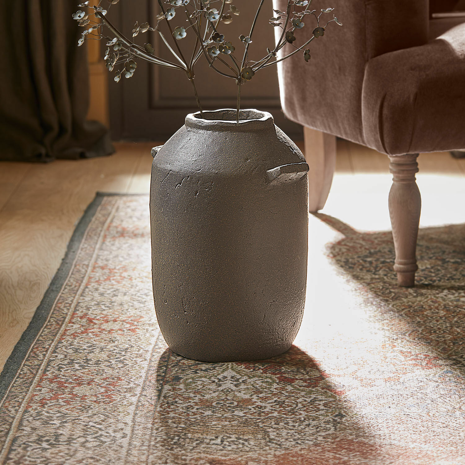 Vase Duvelle Große graue Keramikvase auf Teppich in stilvollem Raum mit metallischen Blumen dekoriert
