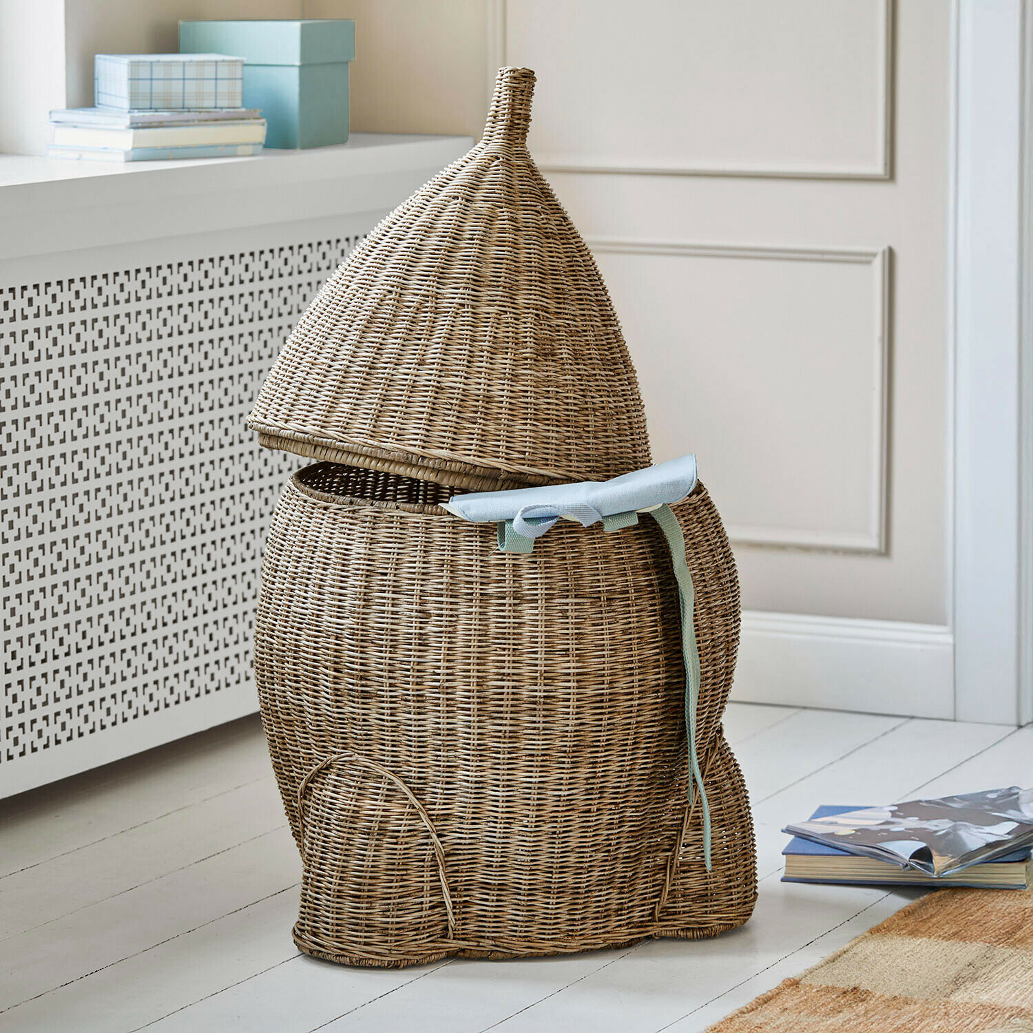 Korb Xeltra Wäschekorb aus Rattan in Mausform mit blauem Band, naturfarben, praktischer Aufbewahrungskorb