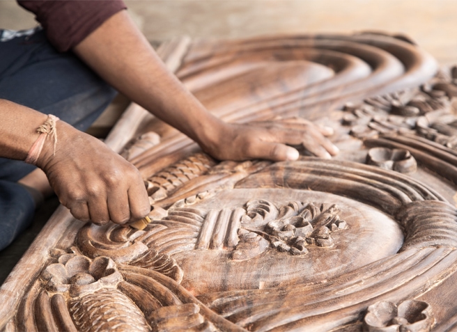 Handgeschnitztes Holz mit dekorativen Blumenmustern, Detail künstlerischer Handwerkskunst