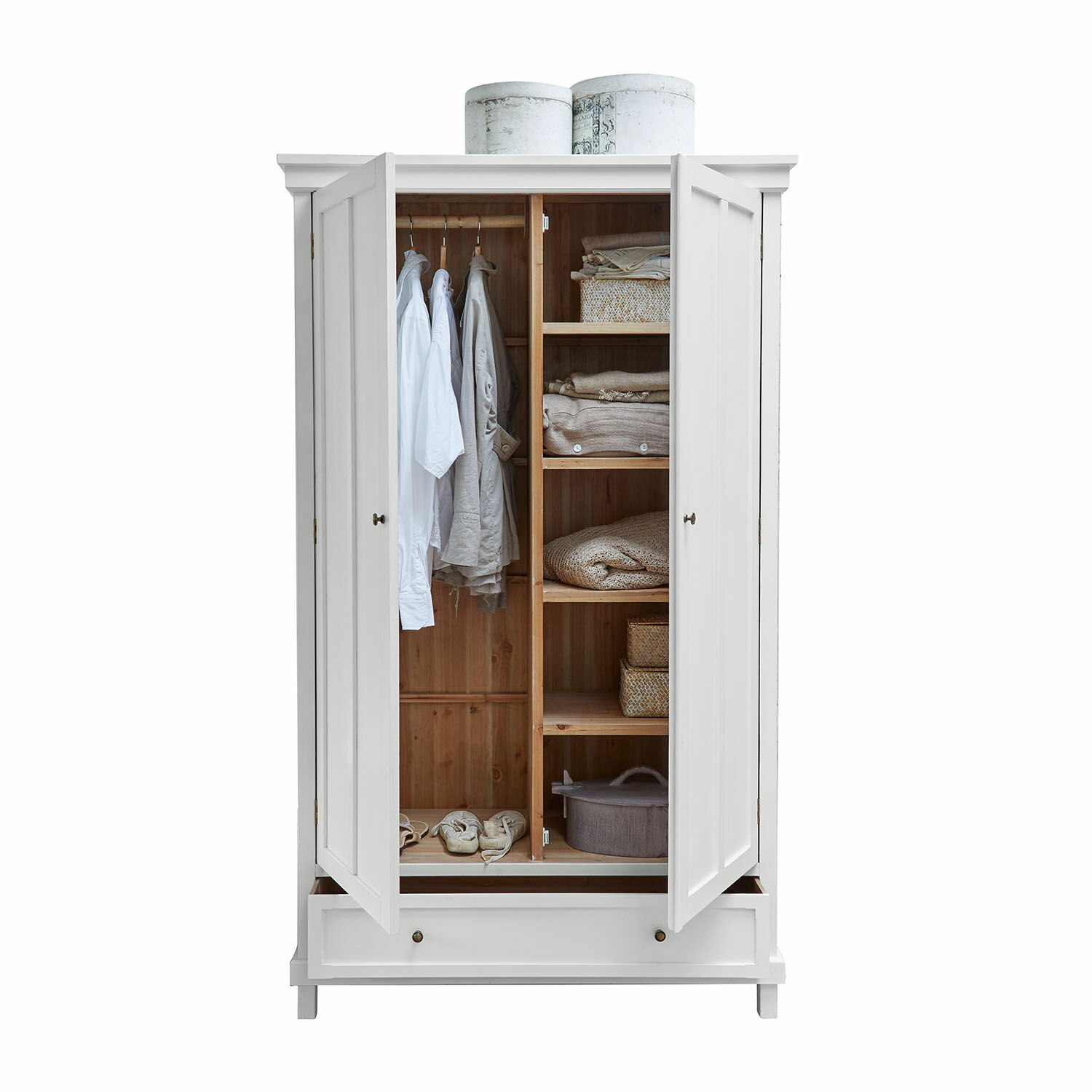 Kleiderschrank Sirevol Weiße Holzkommode mit offenen Türen, Regalen und Kleiderstange mit Kleidung und Boxen