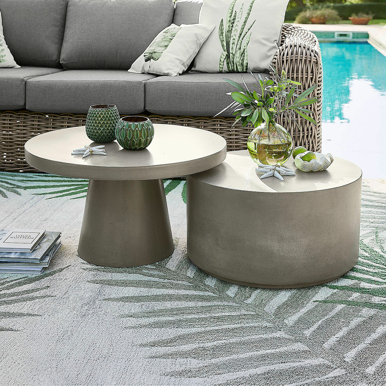 Couchtisch 2er Set Divertente Zweiteiliges Set runder grauer Beistelltische aus Beton auf Terrasse mit Sofa und Pool