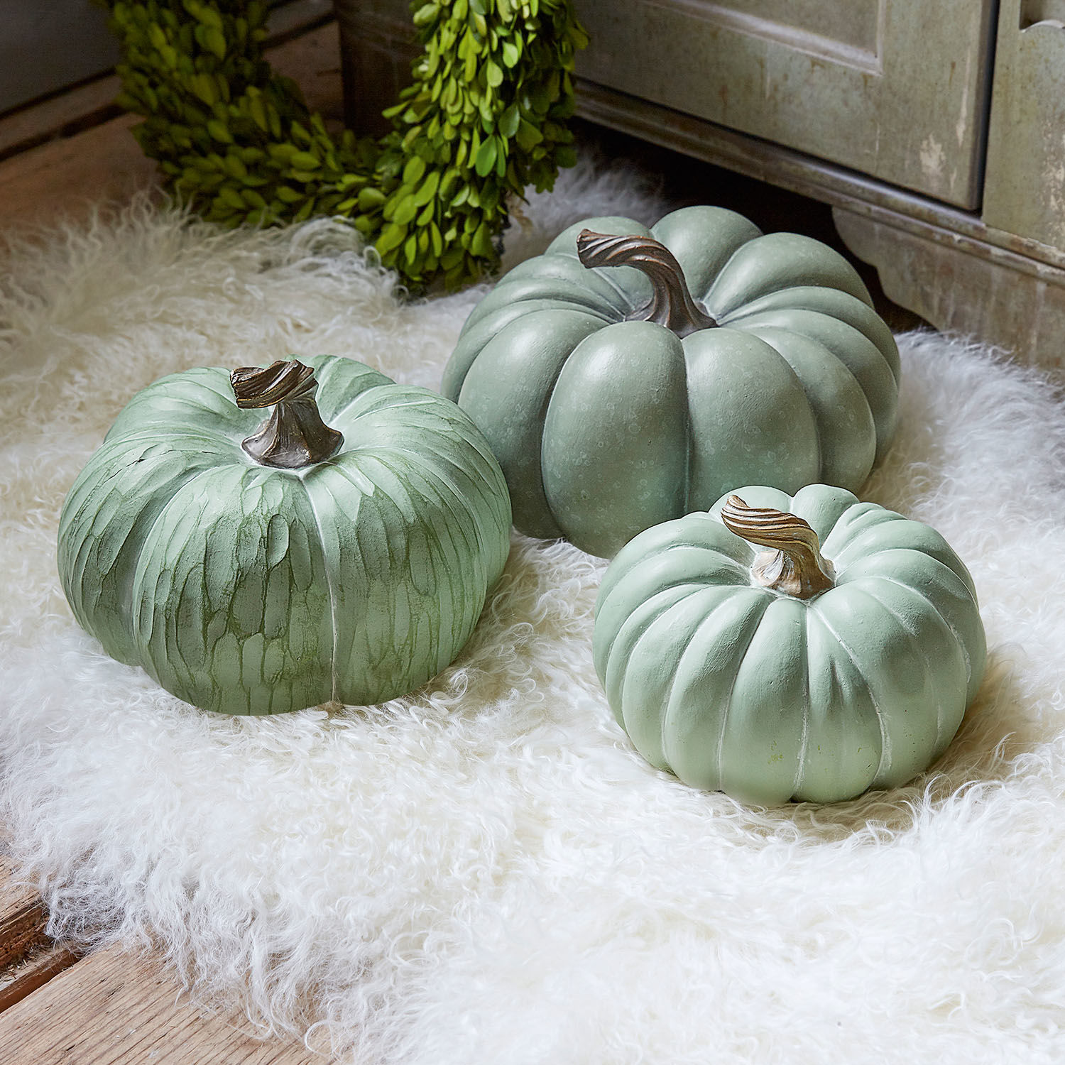 Kürbis 3er Set Villazon Drei dekorative grüne Kürbisse auf weißem Fellteppich als herbstliche Wohnaccessoires