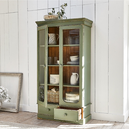 Grüner Holz-Vitrinenschrank mit Glastüren und Schublade, Vintage-Stil, Aufbewahrungsmöbel