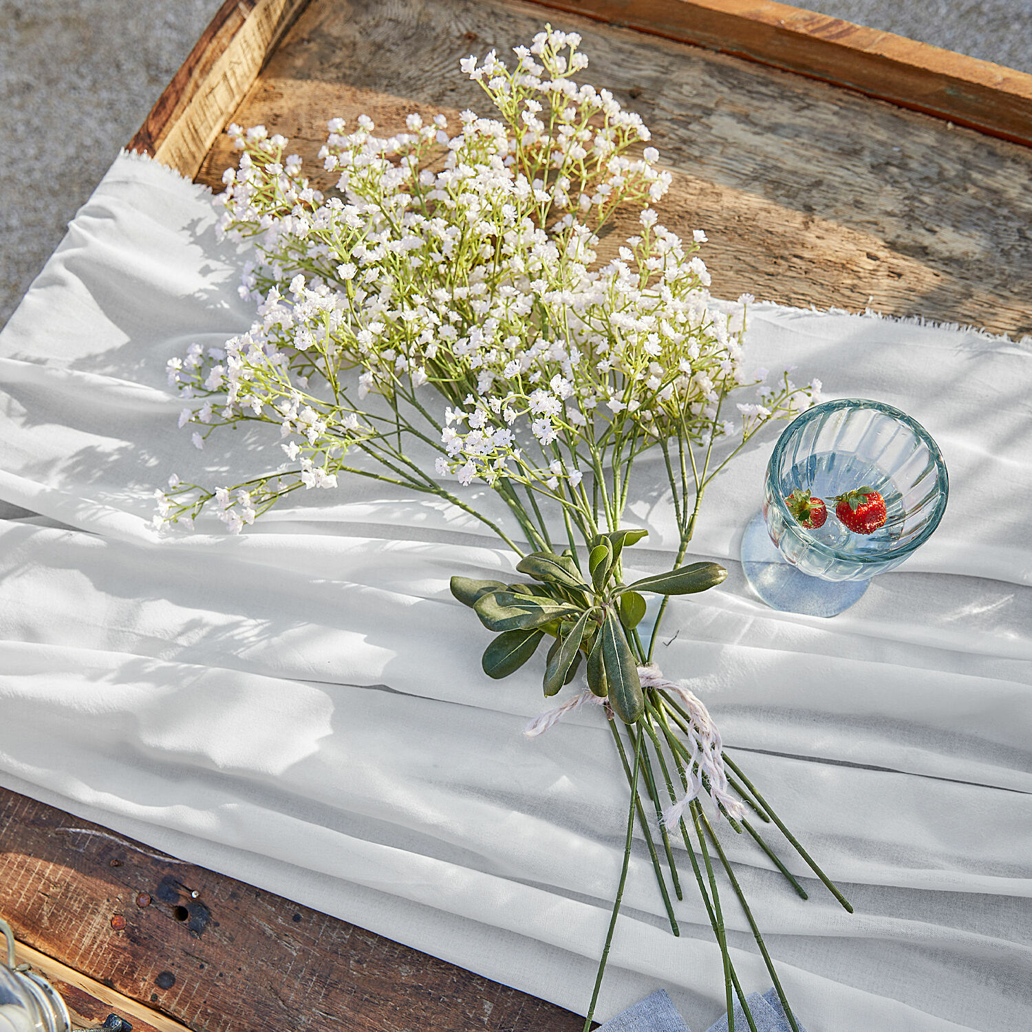 Deko-Blumenstrauß Lorraine Strauß weißer Blumen auf weißem Stoff auf Holztisch, natürliche Wohnraumdekoration