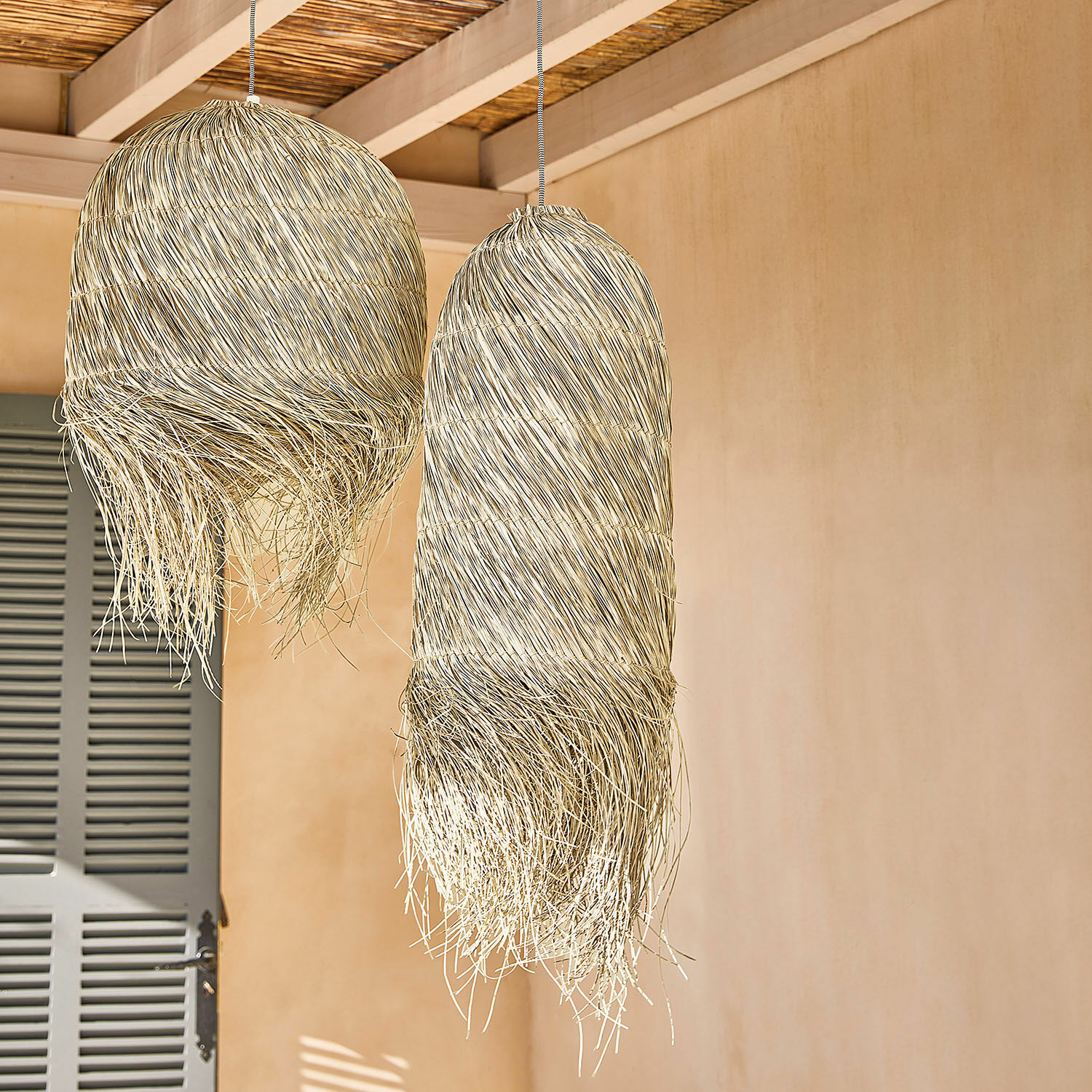 Lampenschirm Shereena Zwei hängende Lampen aus natürlichem Rattan in Beige, dekorative Innenbeleuchtung