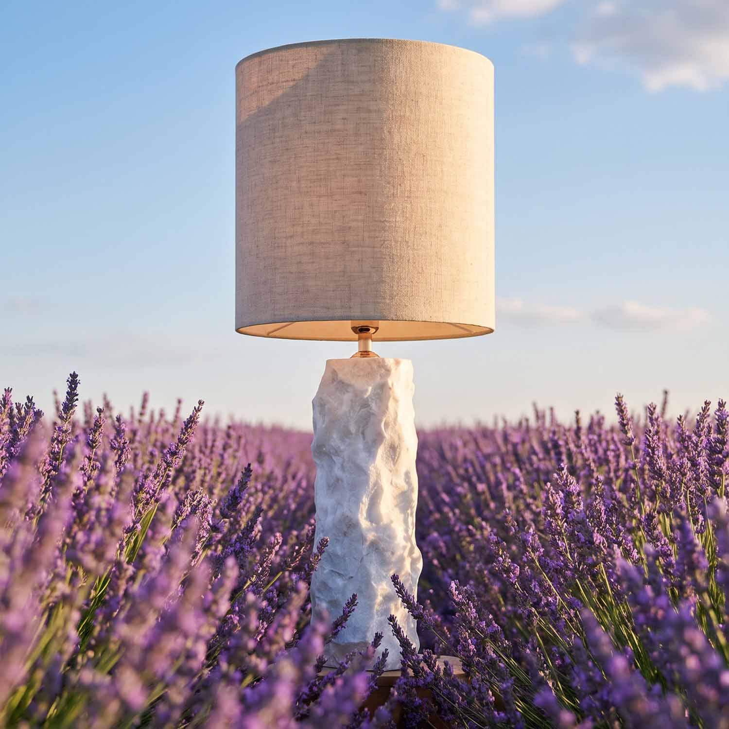 Tischlampe mit weißem Marmorsockel und beigem Lampenschirm auf Lavendelfeld, Wohnaccessoire