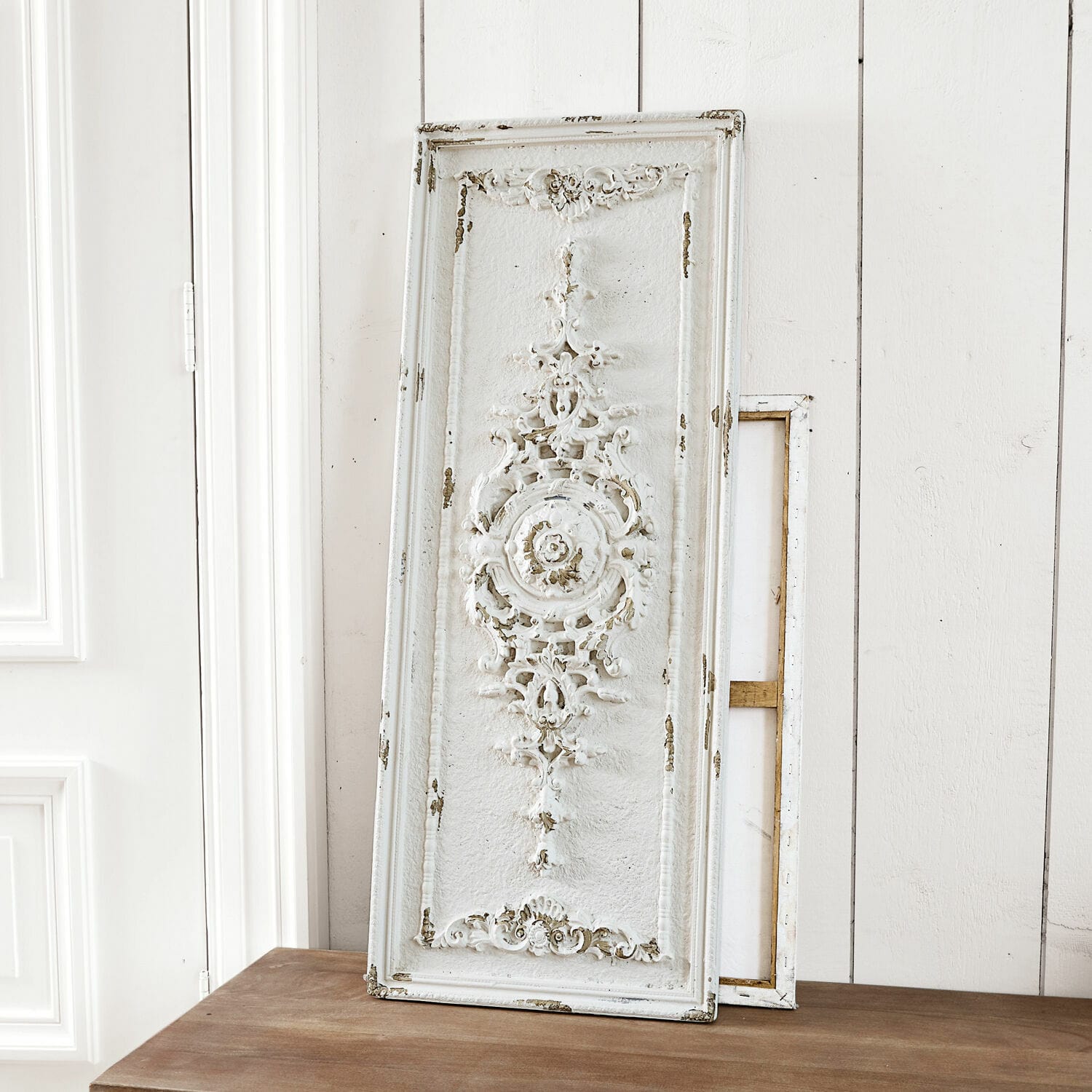 Deko-Paneel Corsy Weißes dekoratives Wandpaneel aus antikem Holz mit Ornament, Vintage-Stil, Wohnkultur