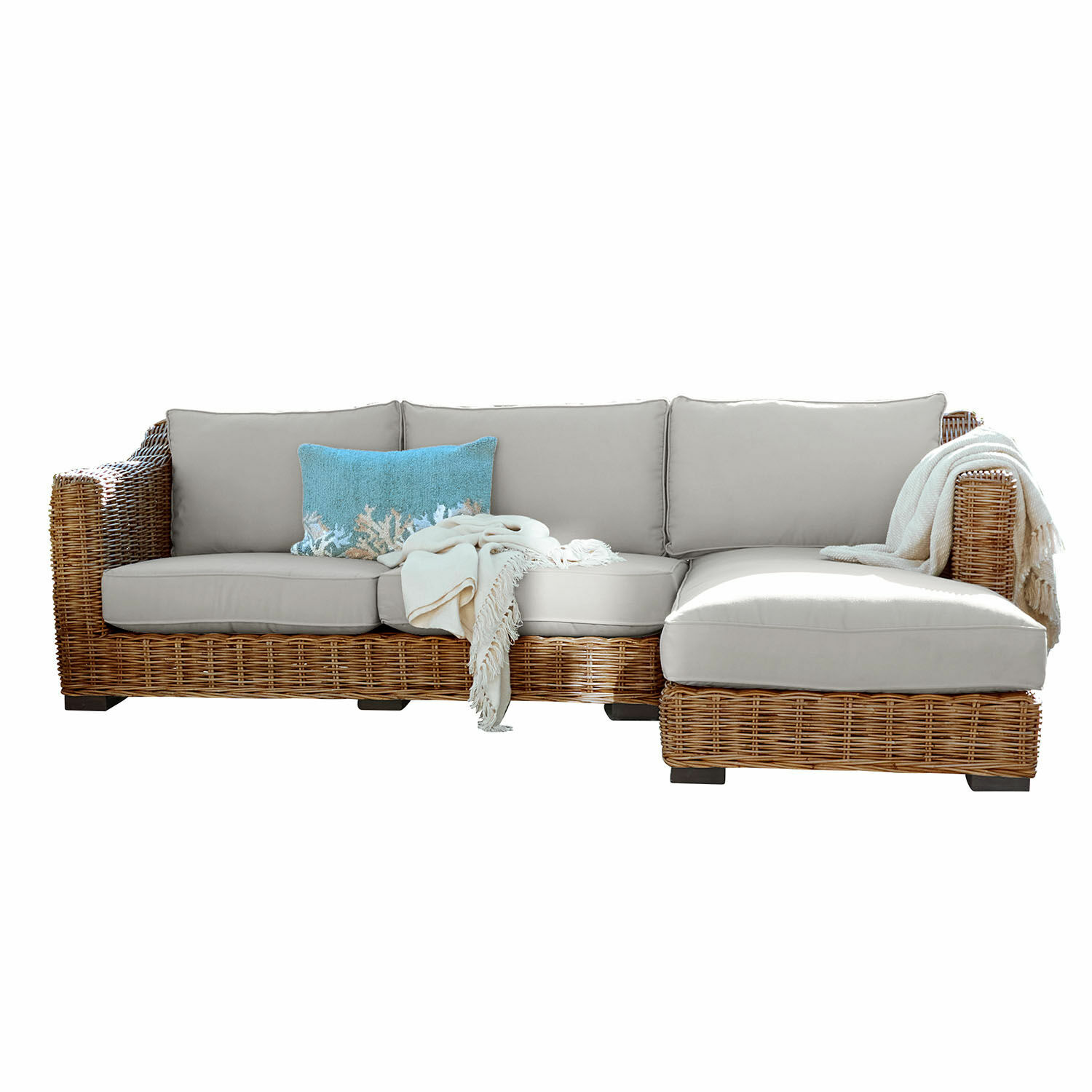 grau/braun Sofa Villedieu aus braunem Rattan mit grauen Polstern und blauem Dekokissen