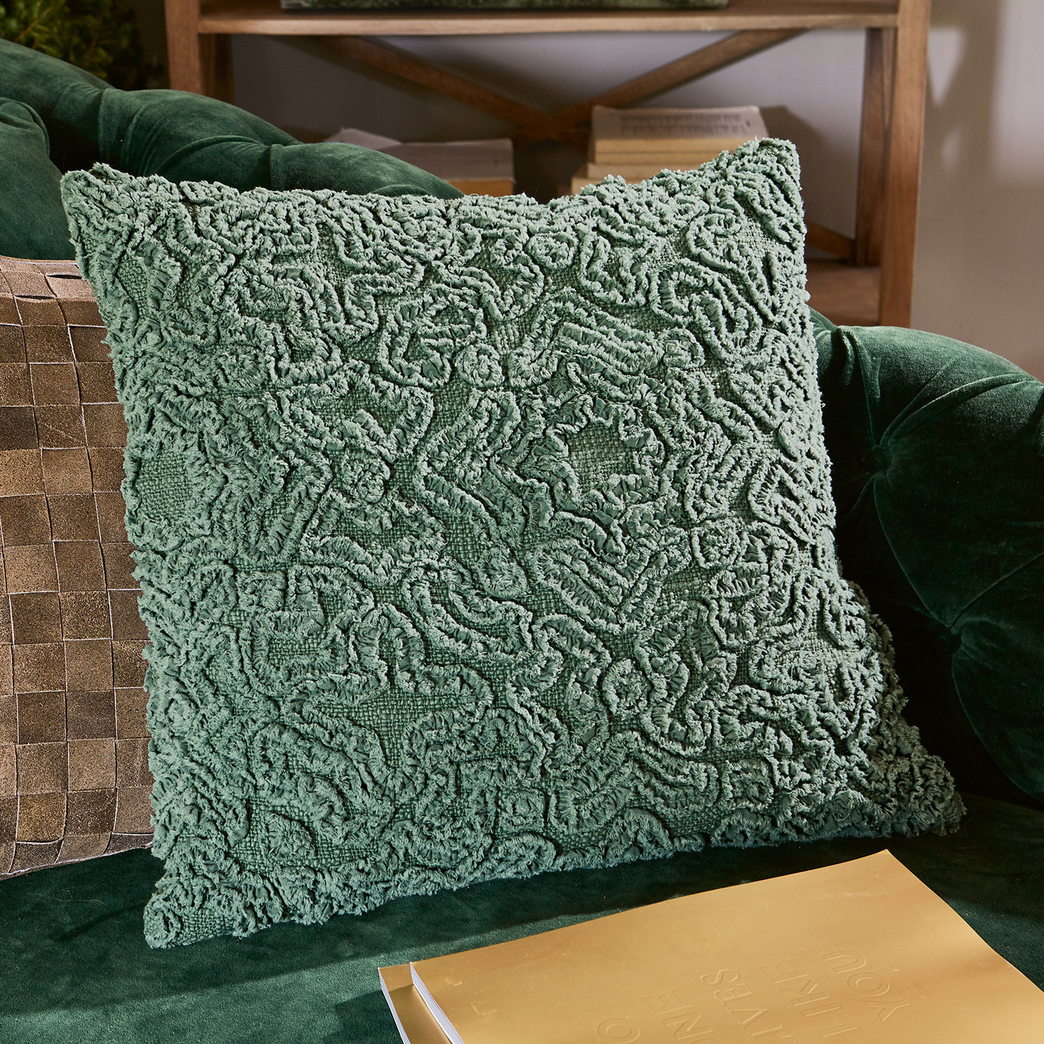 Kissen Alfie Grünes dekoratives Kissen aus weichem Material auf grünem Sofa, stilvolles Wohnaccessoire