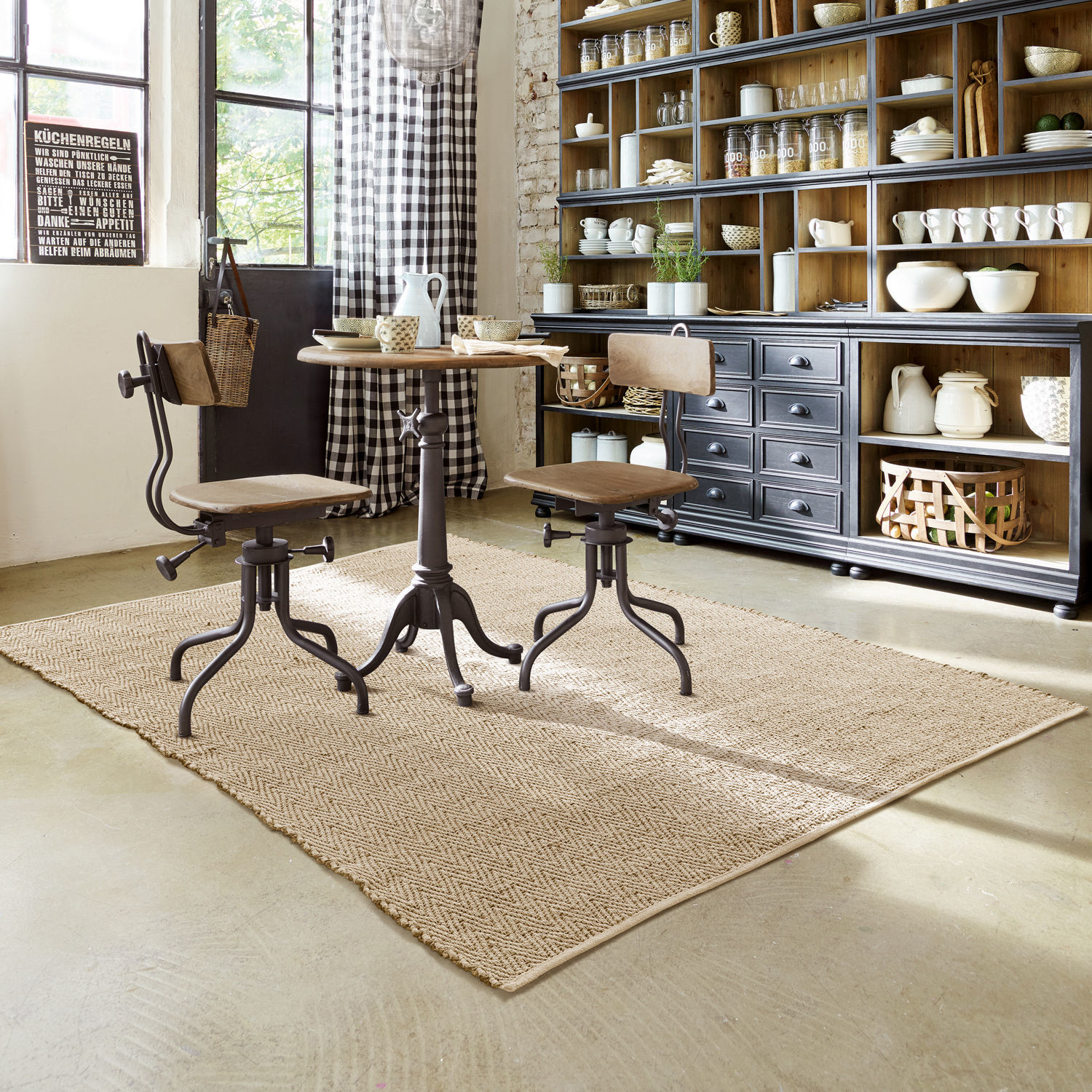 Teppich Jonesboro Industrieller Tisch und Stühle aus Holz und Metall auf beigem Teppich in heller Küche mit Regal