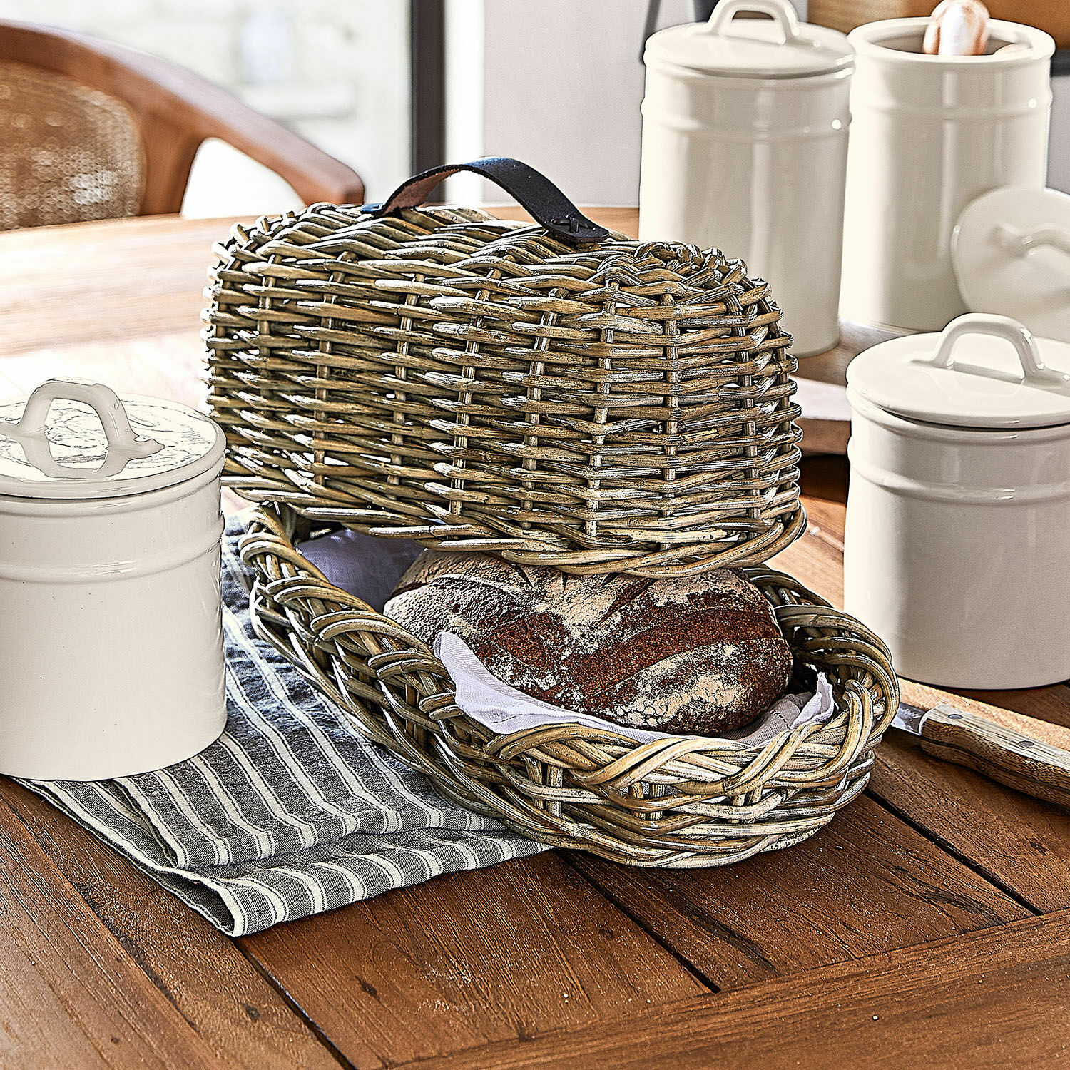 Brotbox Gioialetto Brotkorb aus natürlichem Weidengeflecht mit Deckel und weißem Tuch auf Holztisch