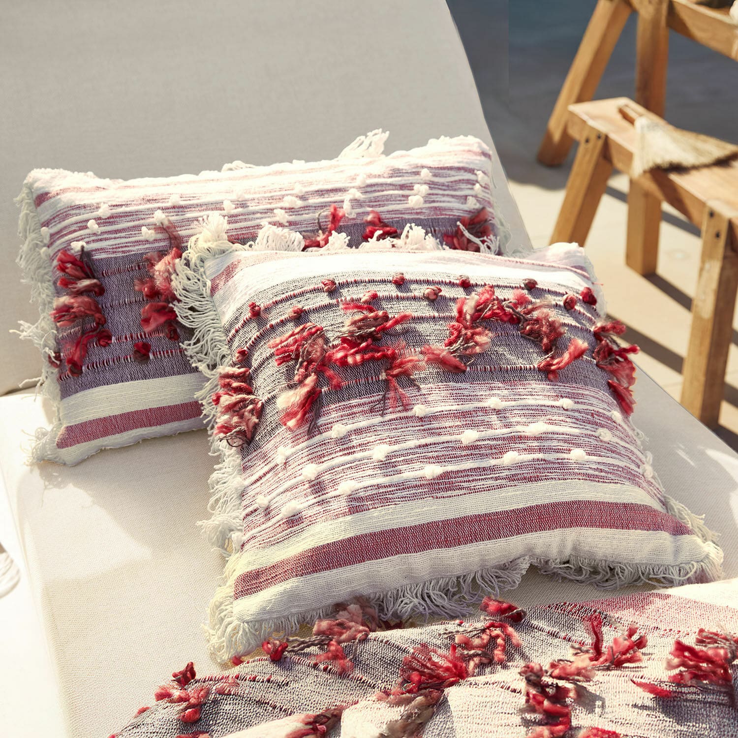 Kissenhülle 2er Set Yazmira Dekorative Baumwollkissen in Rot-Weiß gestreift mit Fransen und weichen Applikationen im Boho-Stil