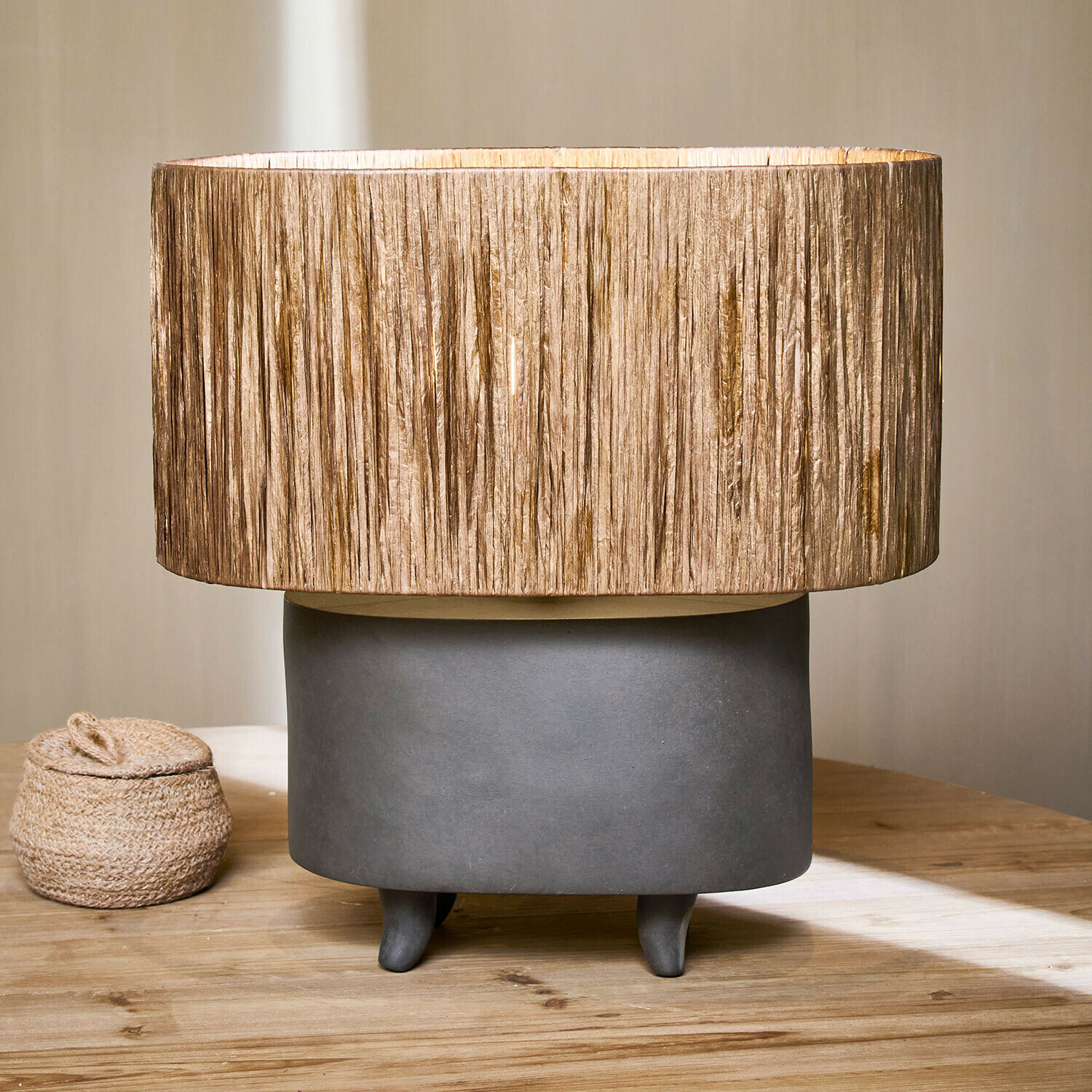 Tischlampe Calouris Tischlampe mit grauer Keramikbasis und beigem Lampenschirm aus Naturmaterial, Wohnaccessoire