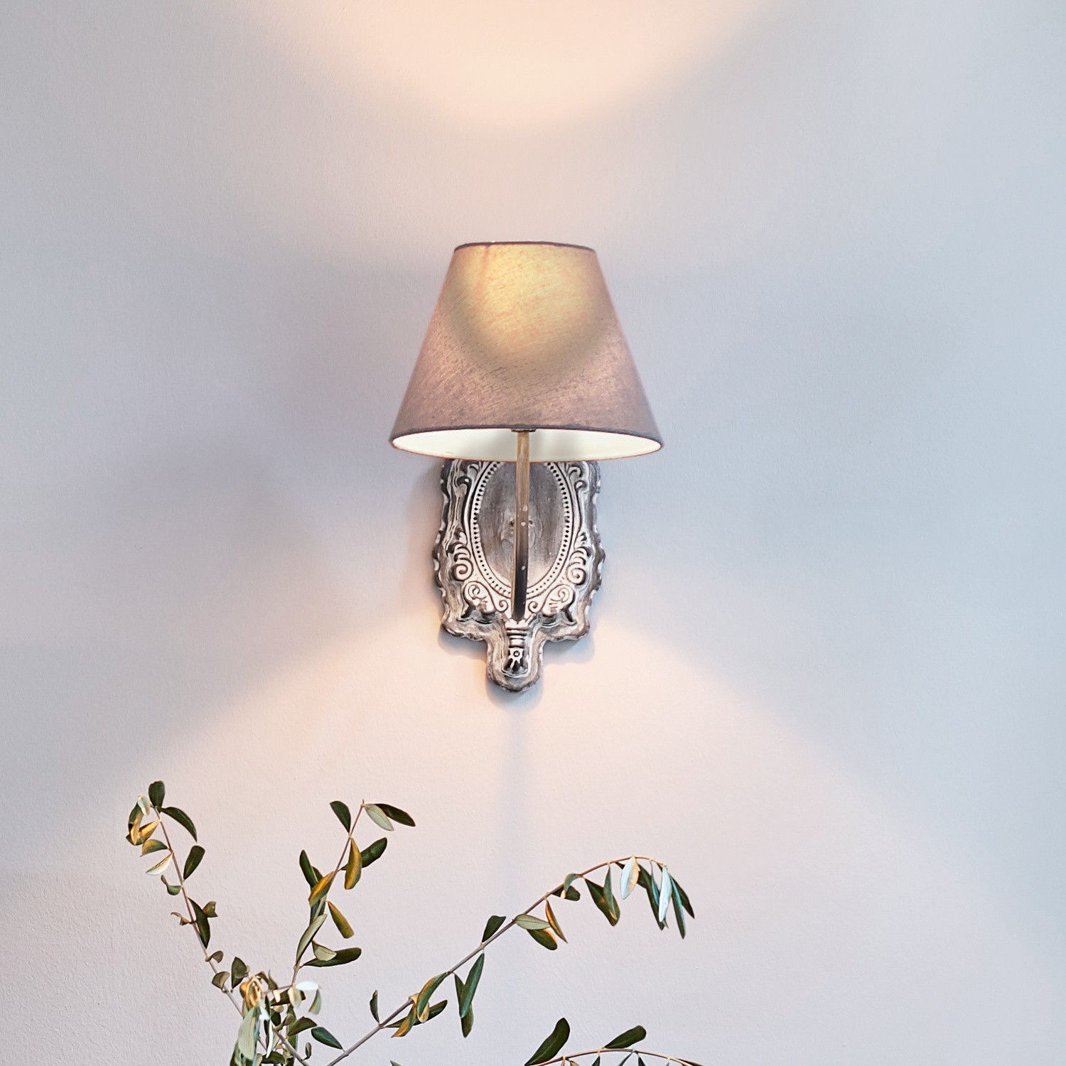 Wandlampe Abondant Wandleuchte mit dekorativer Metallbasis und beigem Lampenschirm für Wohnzimmer oder Schlafzimmer