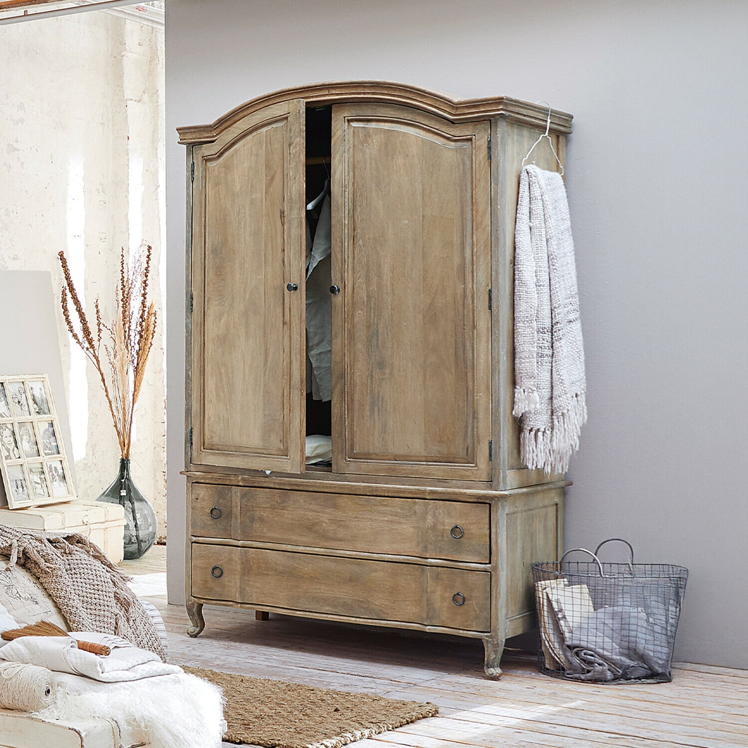 Kleiderschrank Richert Holzschrank mit zwei Türen und Schubladen in natürlicher Farbe für Schlafzimmer