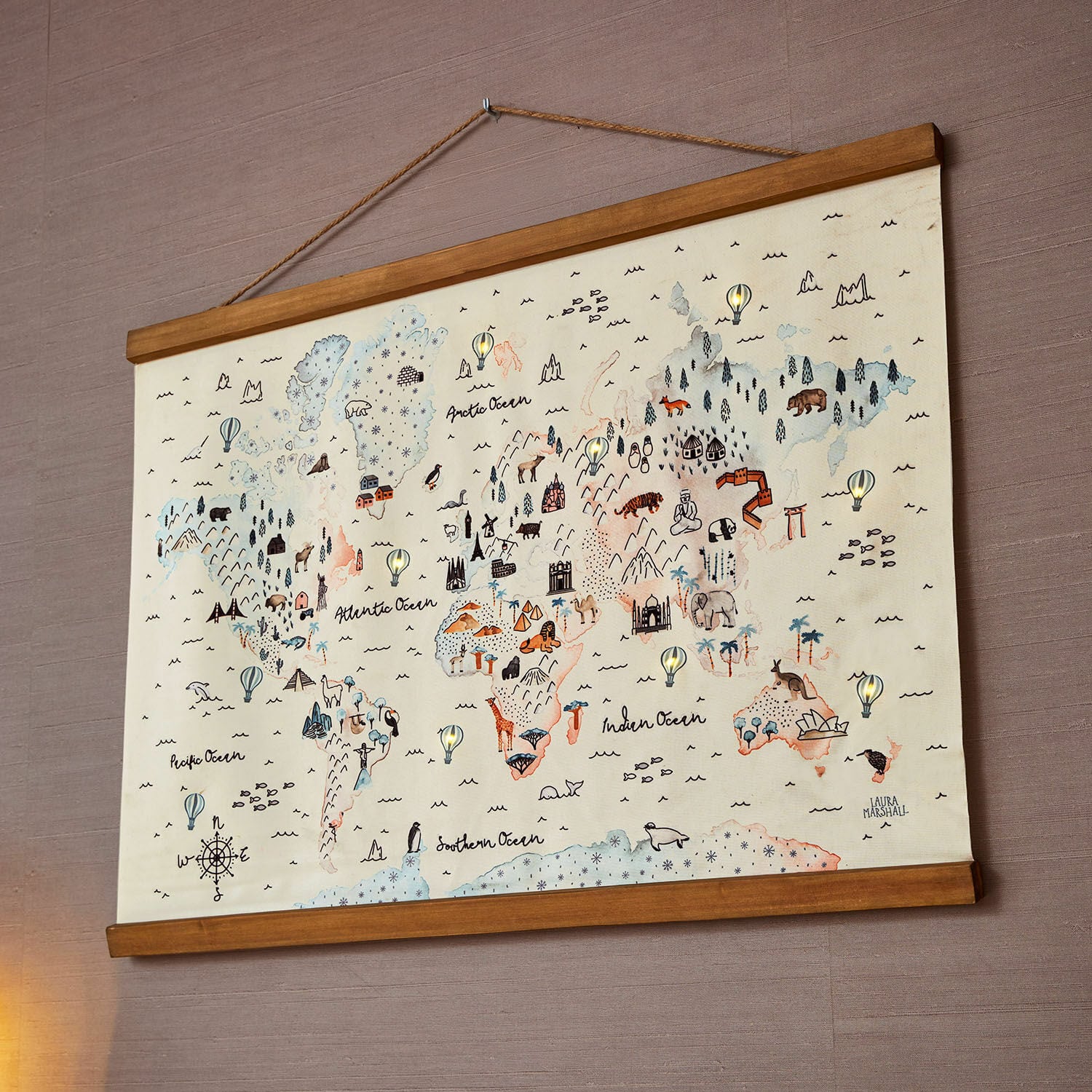 LED-Wandbild Chaumont Weltkarte auf Leinwand mit Tier- und Wahrzeichenillustrationen, Holzrahmen, Wanddekoration