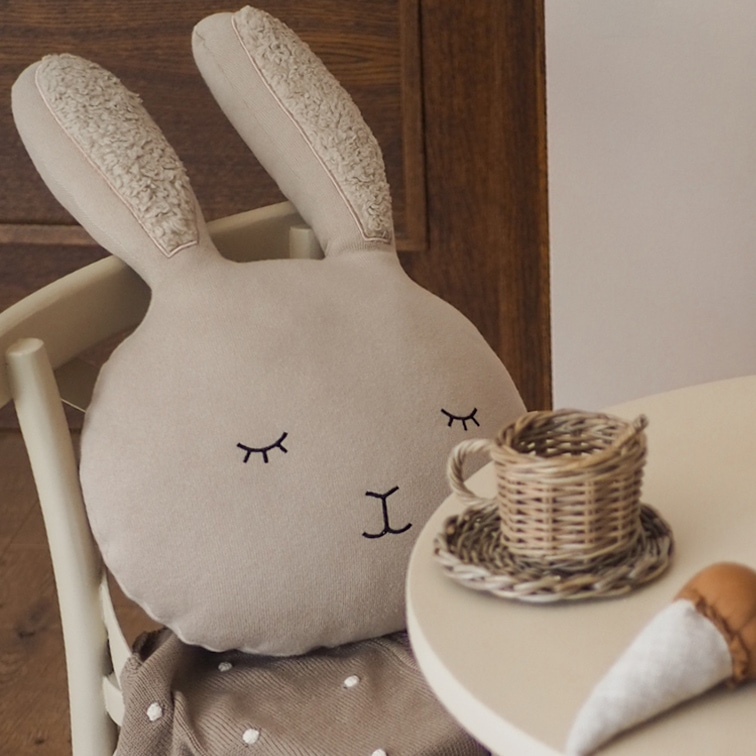 Beige Hasenkissen aus weichem Stoff mit bestickten Ohren und Gesicht für Kinderzimmer