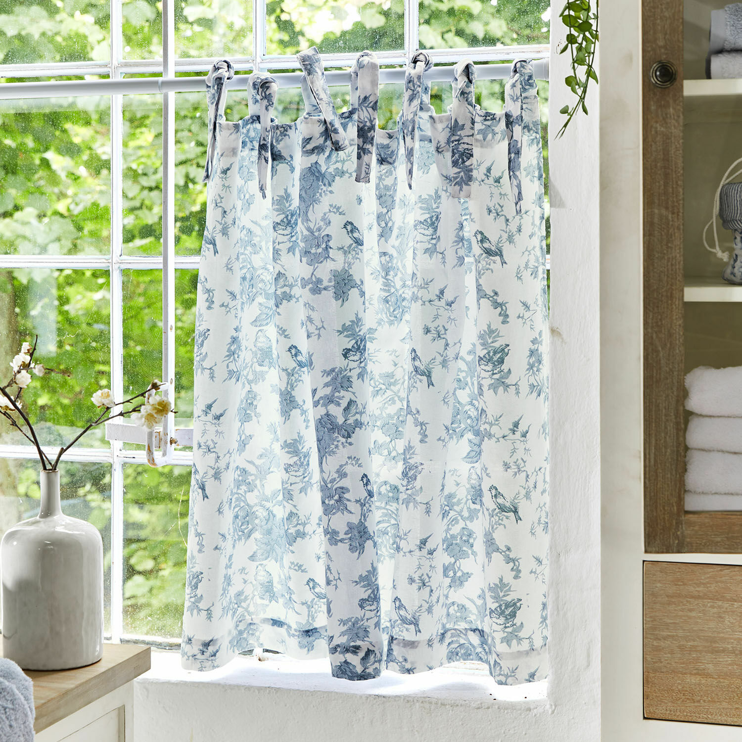 Scheibengardine Emilie Weiße Baumwollgardine mit blauem Blumen- und Vogeldruck, dekorativer Fensterschmuck