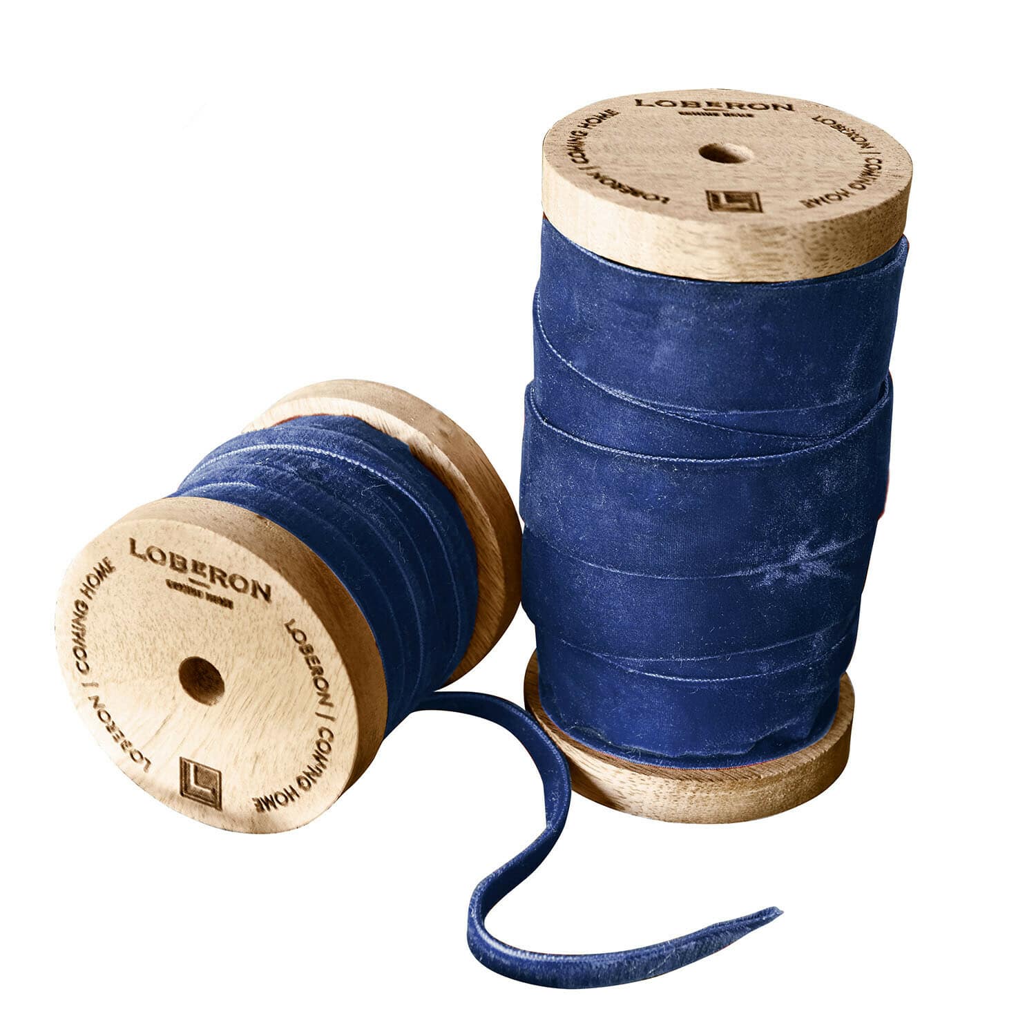 Blaue Samtschleife auf Holzspule für Dekoration und Bastelarbeiten