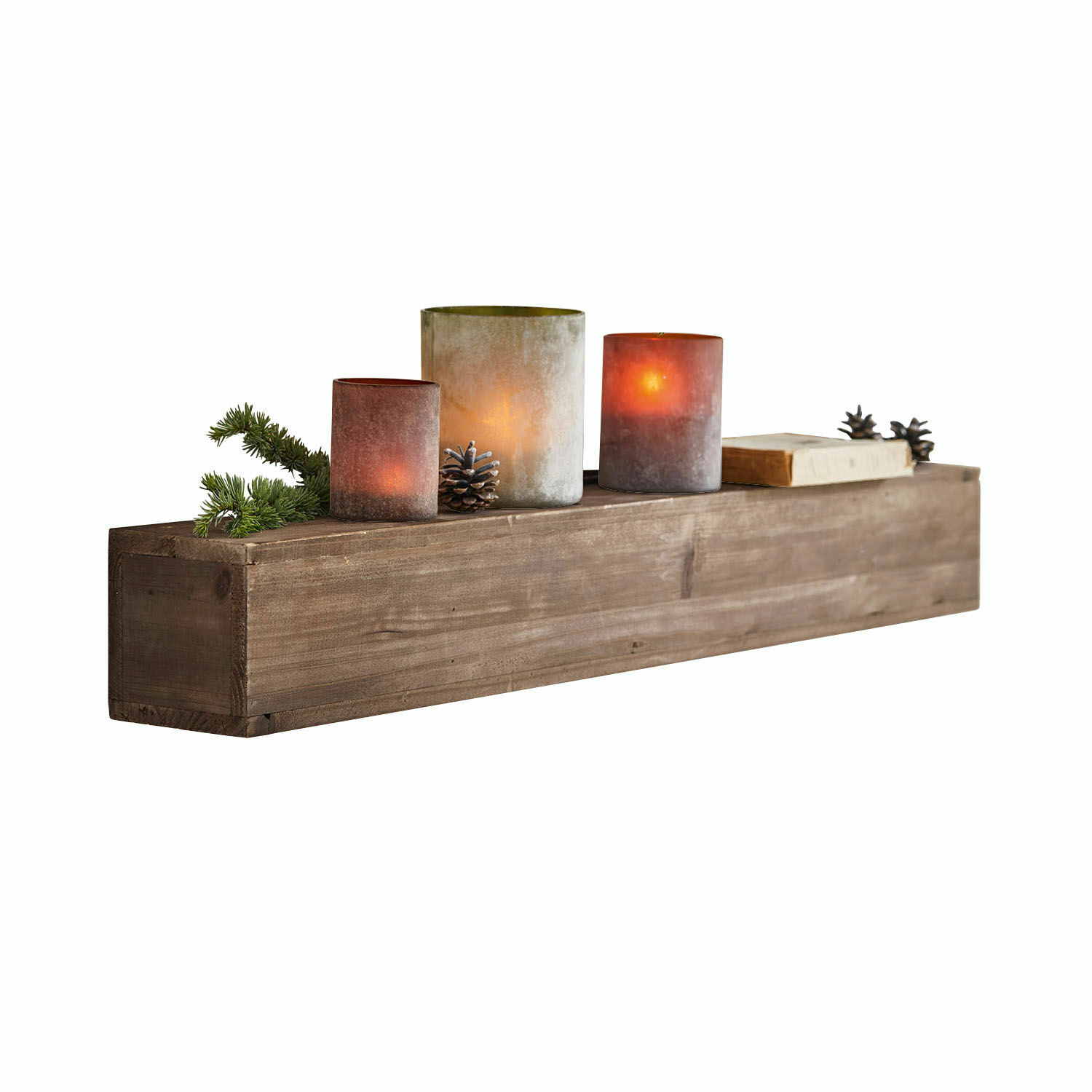 Braunes Wandregal Visayas aus Holz mit dekorativen Kerzen und Tannenzapfen für Wohnzimmer
