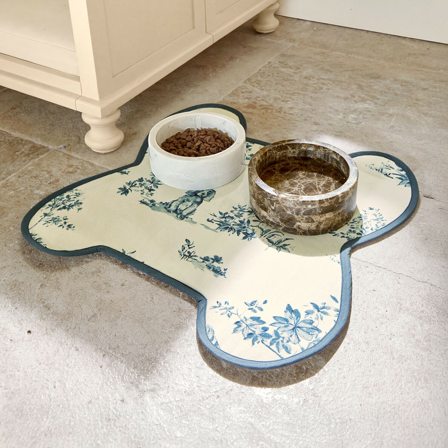 Futternapfunterlage Ymélorine Futtermatte mit blauem Blumenmuster auf cremefarbenem Stoff und zwei Keramiknäpfen für Haustiere