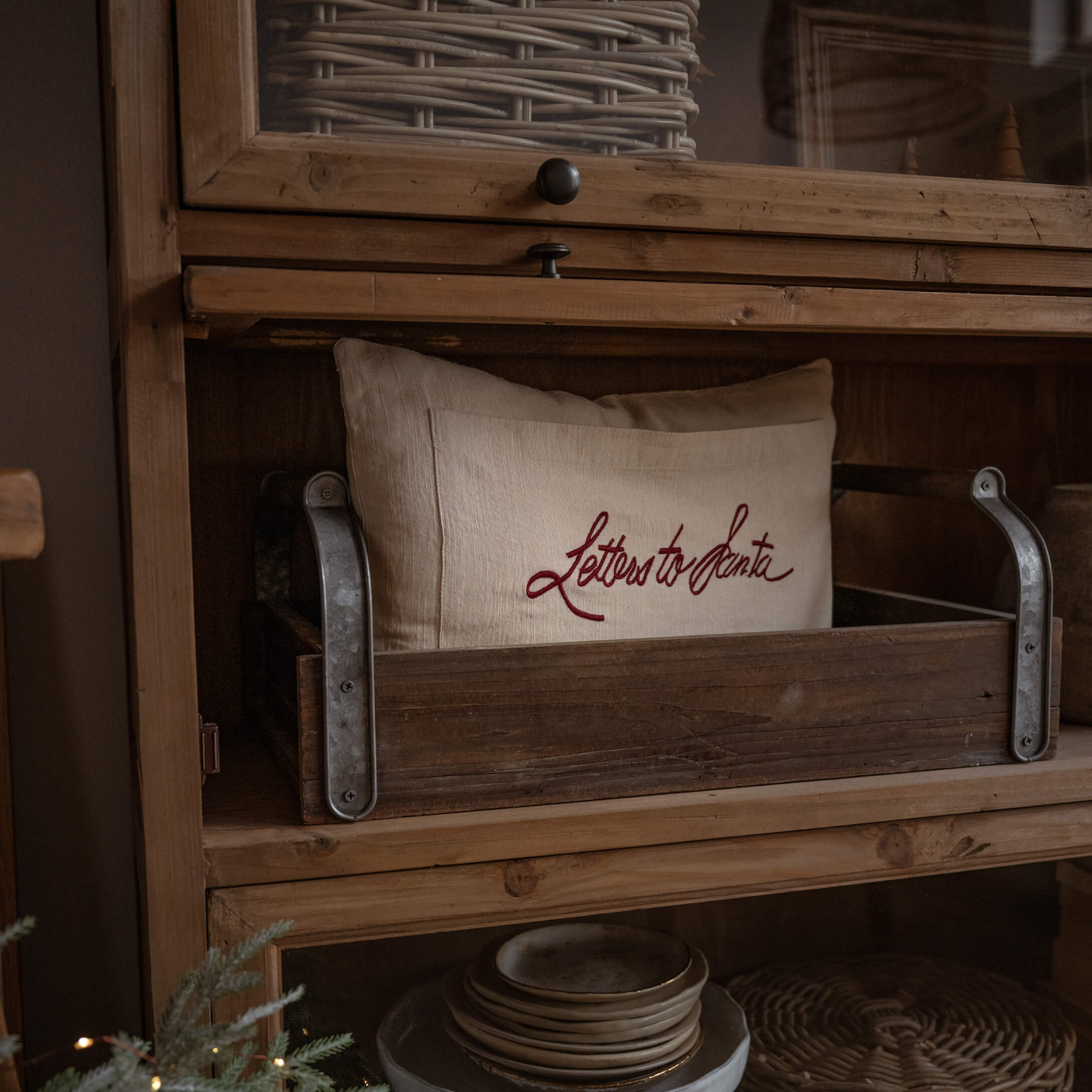 Beiges Leinenkissen mit rotem Schriftzug Letters to Santa in Holzkiste auf Regal