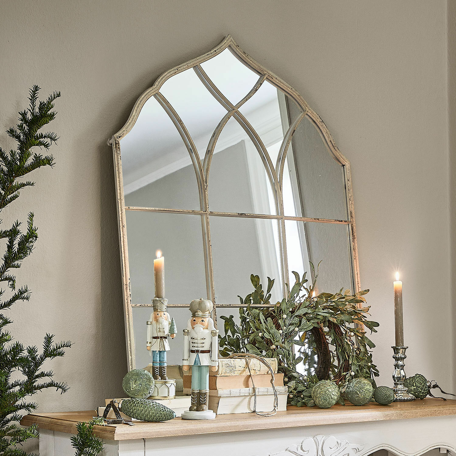 Spiegel Jean-Pierre Dekorativer Spiegel mit antik wirkendem Rahmen auf Kommode mit Weihnachtsdeko und Kerzen