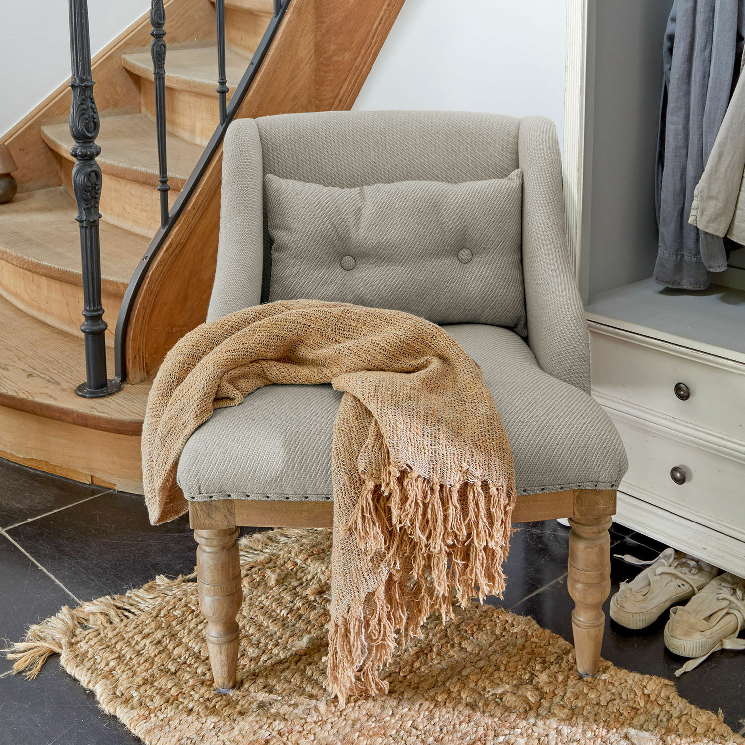 Sessel Lac d'Or Grau gepolsterter Sessel mit Holzbeinen und beigem Strickplaid auf Jute-Teppich
