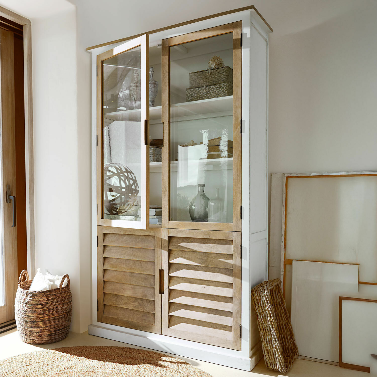 Schrank Frapelle Weiße Holzvitrine mit hellen Holztüren und Glaspaneelen in hellem Wohnzimmer
