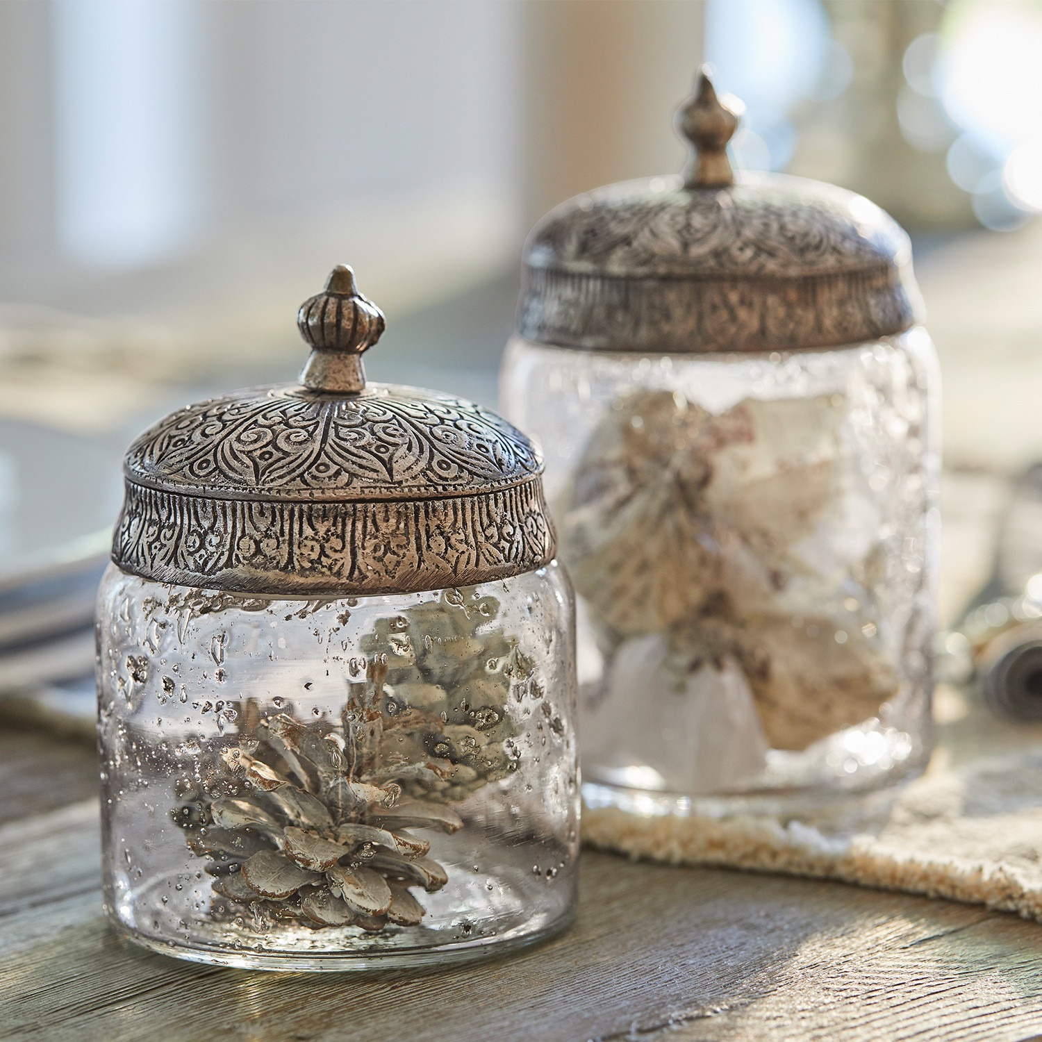 Glasdose 2er Set Laurnena Glasbehälter mit verzierter Metallkappe und Kieferzapfen innen, dekoratives Wohnaccessoire