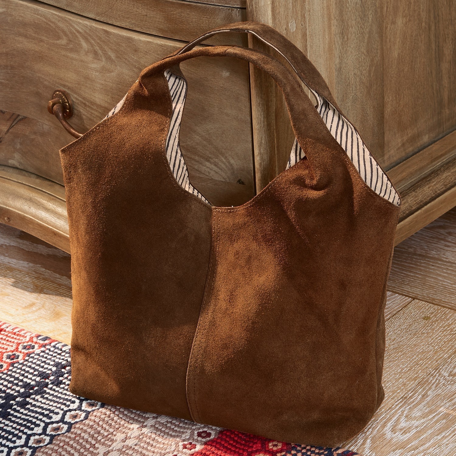 Tasche Georgine Braune Tasche aus weichem Veloursleder mit Henkel und gestreiftem Innenfutter, modisches Alltagsaccessoire