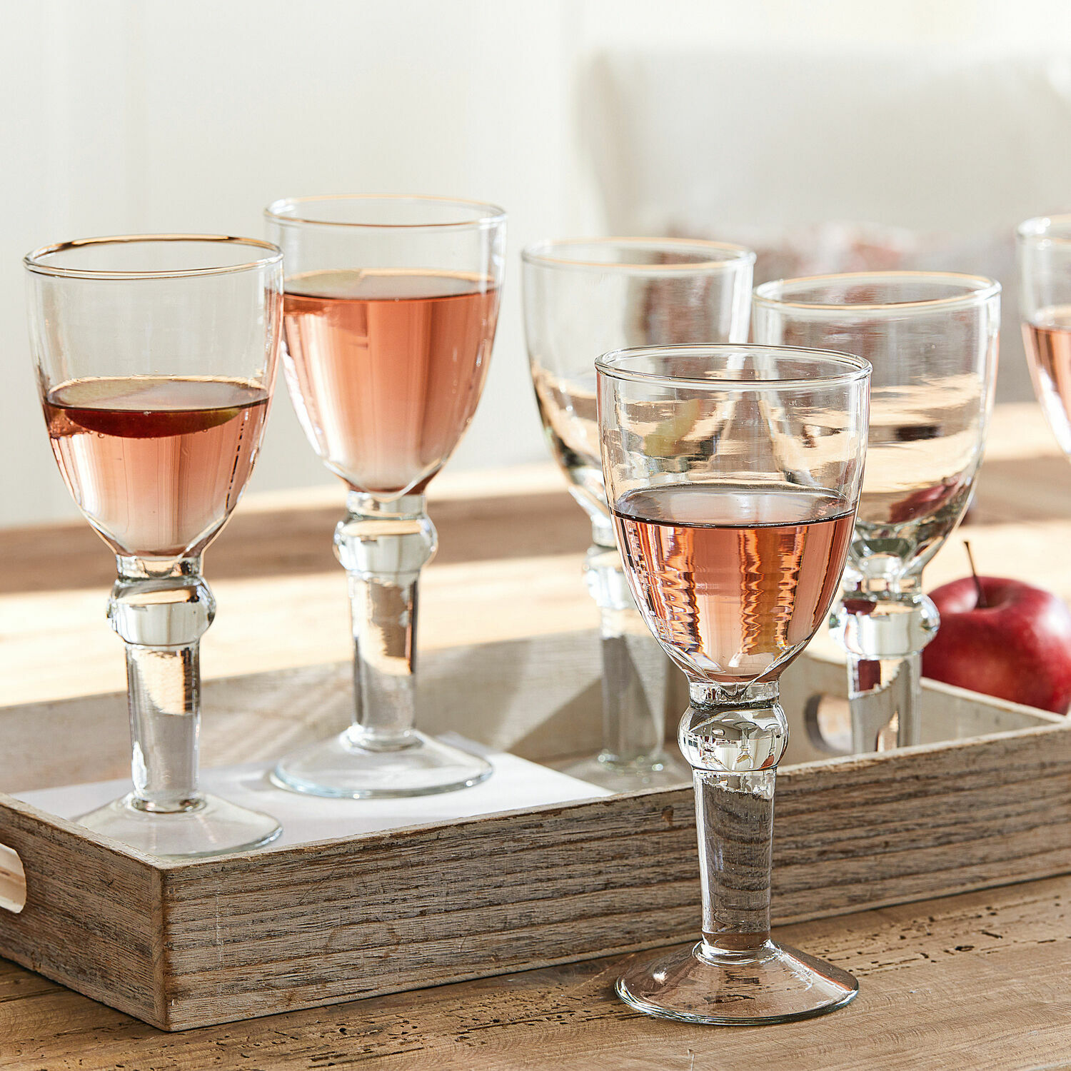 Weinglas 6er Set Devon Set aus transparenten Gläsern mit roséfarbener Flüssigkeit auf Holztablett, Weingläser