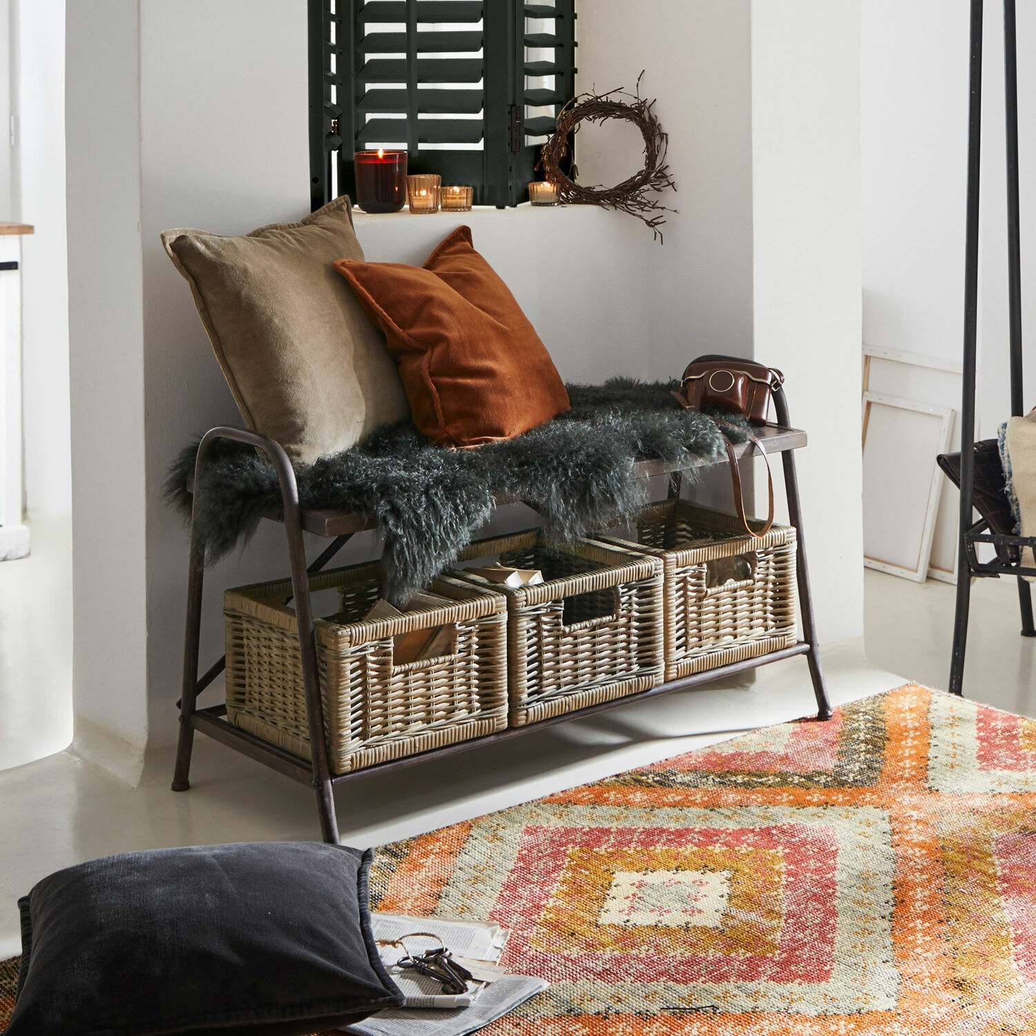 Bank Lapalisse Bank mit Metallgestell und drei Korbablagen aus Rattan, Kissen und Fellüberwurf im Wohnzimmer