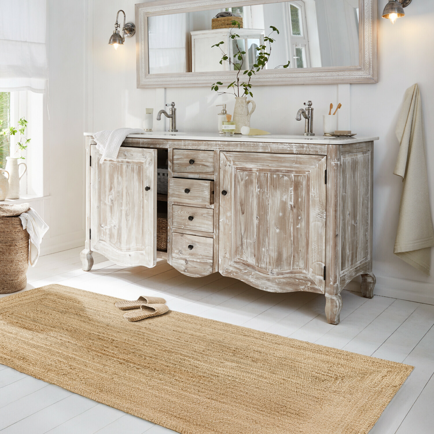 Rustikaler Badezimmerschrank aus Holz mit weiß gewischtem Finish, zwei Waschbecken und großem Spiegel