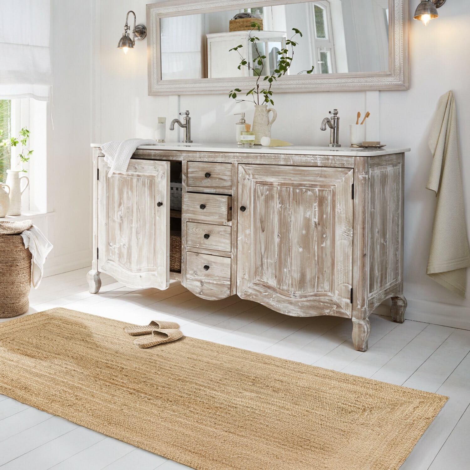 Doppelwaschtisch Herrick Rustikaler Badezimmerschrank aus Holz mit weiß gewischtem Finish, zwei Waschbecken und großem Spiegel