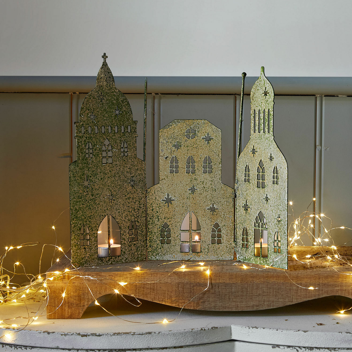 Metall-Dekoration mit drei Gebäuden und Teelichtern, grün-goldfarben, LED-Weihnachtsdeko für stimmungsvolle Beleuchtung