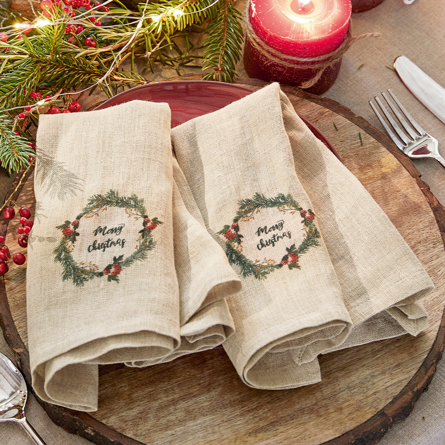 Serviette 2er Set Halofay Beige Leinen-Servietten mit Weihnachtskranz und Schriftzug Merry Christmas auf Holzunterlage