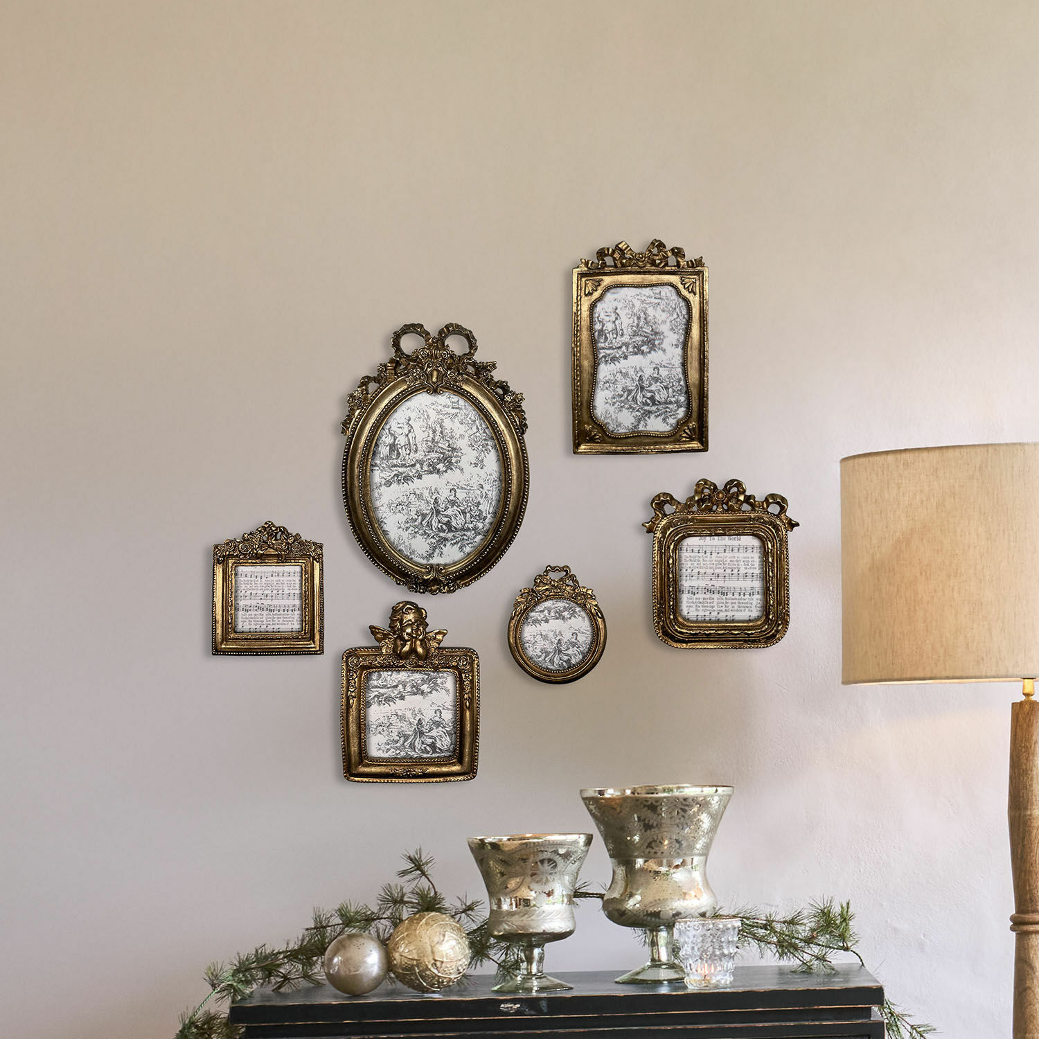 Bilderrahmen 6er Set Fiordano Sechsteiliges Set dekorativer goldener Rahmen mit klassischen schwarz-weißen Grafiken an Wohnzimmerwand